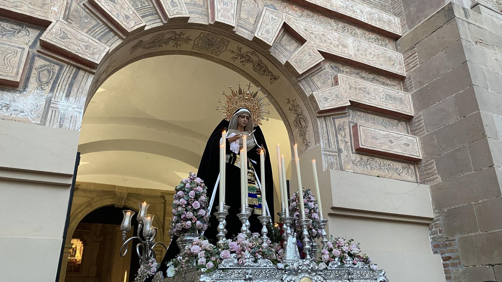 Nuestra Señora del Gran Poder saliendo de la Iglesia del Carmen. Nuestra Señora del Gran Poder saliendo de la Iglesia del Carmen.