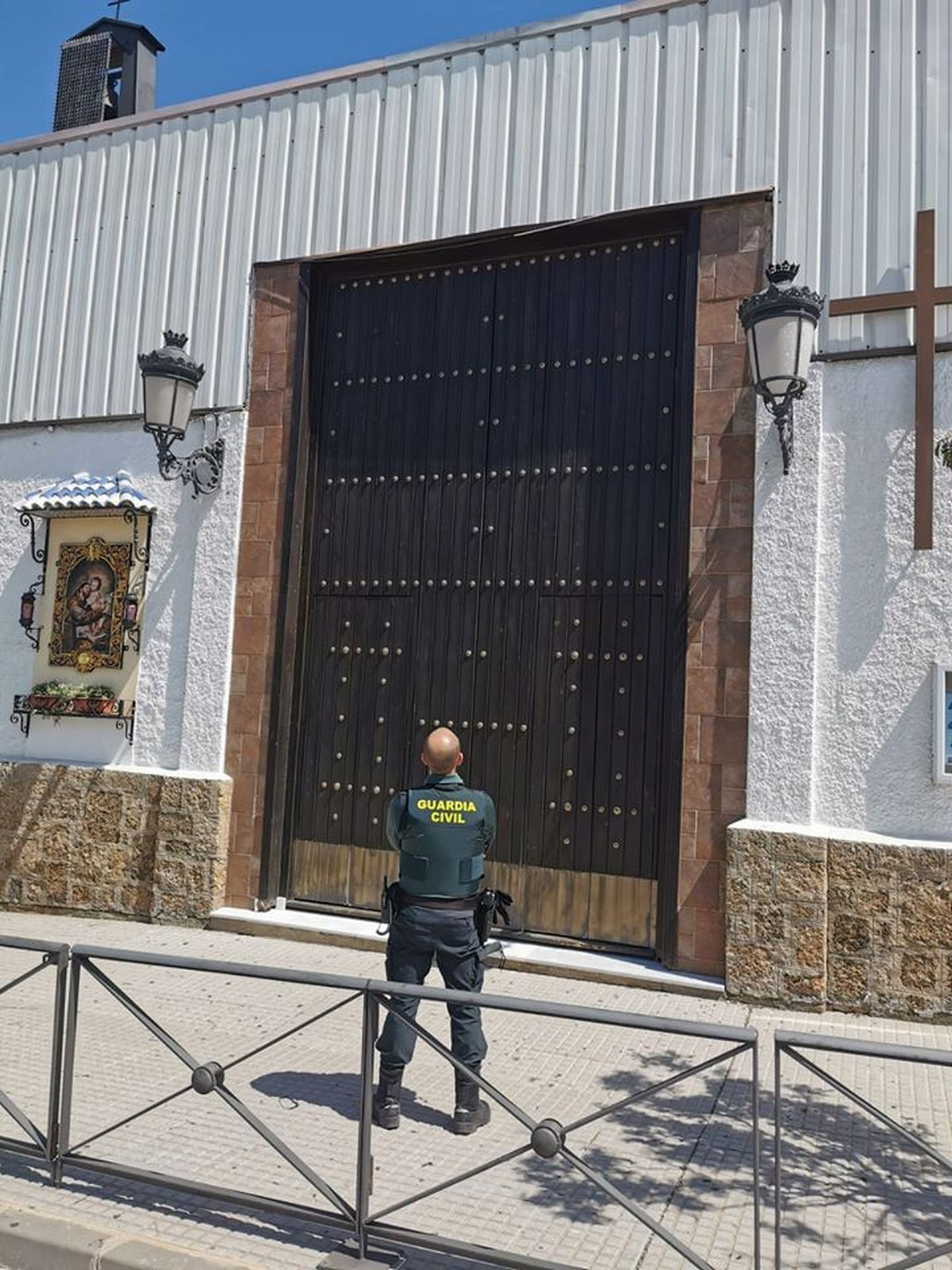 Un miembro de la Guardia Civil, ante la Parroquia de San Antonio en la jornada de hoy.