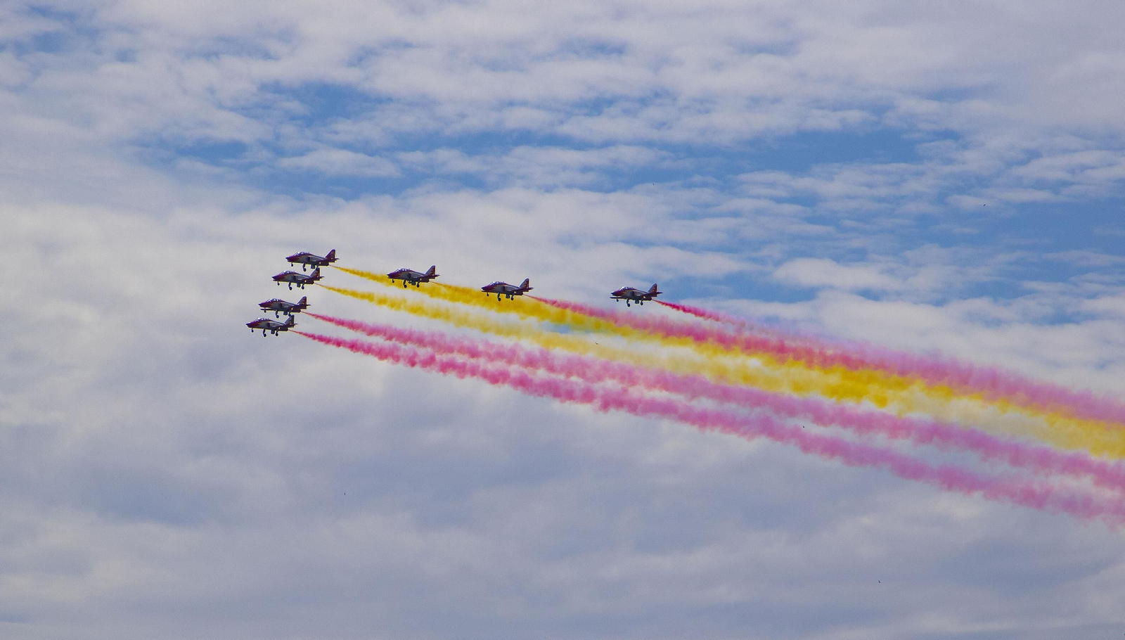 Espectaculares fotos de las acrobacias de la Patrulla Águila: cuatro décadas surcando los cielos