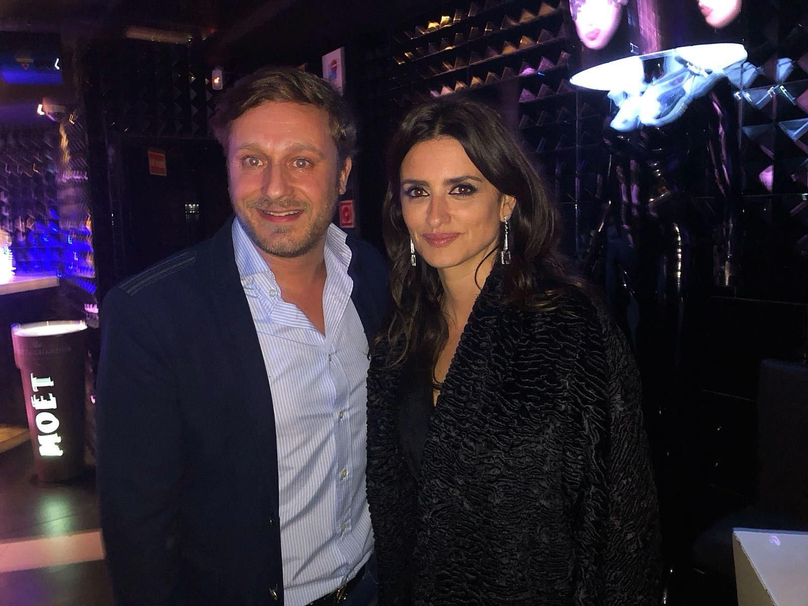 Juan Peña posa junto a Penélope Cruz durante la presentación de la cinta.