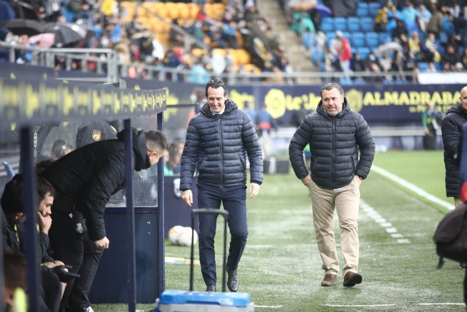 Unai Emery se dirige a su banquillo tras saludar a Sergio González.