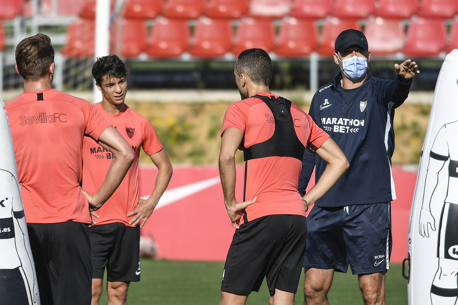 Lopetegui da instrucciones ante De Jong, Óliver Torres y Joan Jordán, la pasada semana.
