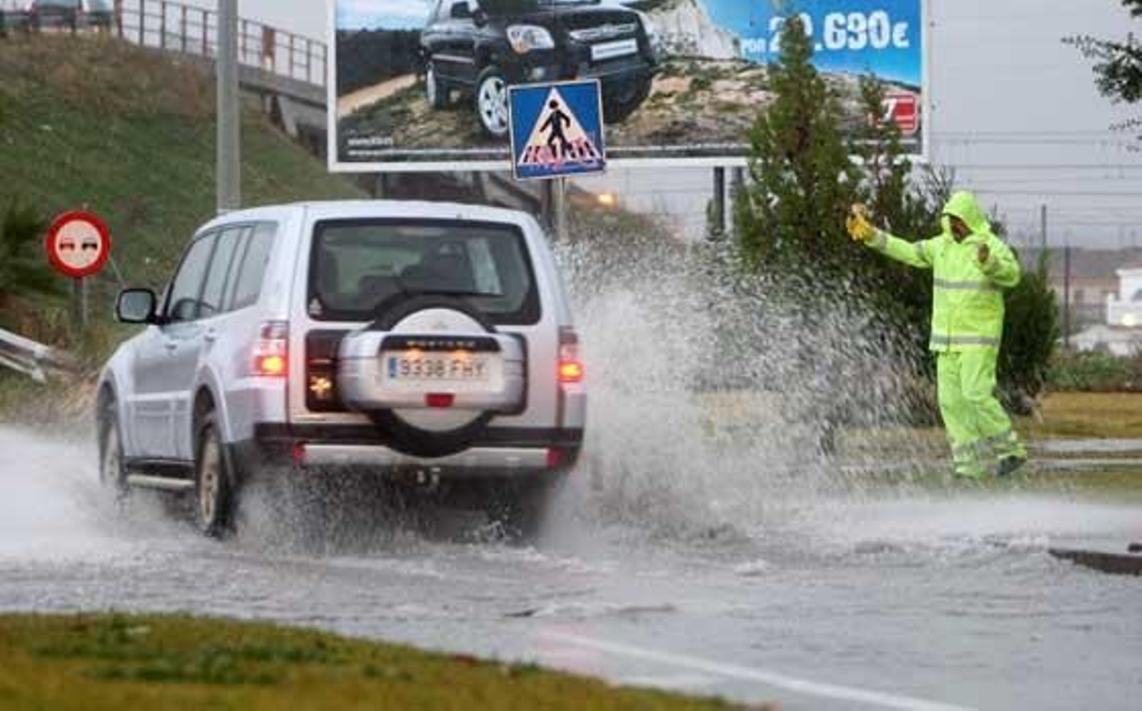 El temporal de lluvia y viento que azota la provincia ha provocado inundaciones, cortes de carreteras, caídas de árboles y todo tipo de incidentes en numerosos municipios.  Reportaje Grafico: J. C. Toro, J. Braza, S. Ramos y A. Mora.