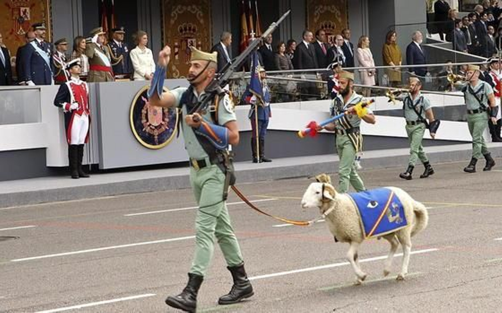 El Rey y la Familia Real presiden el desfile y las celebraciones de la Fiesta Nacional.

Foto: Efe
