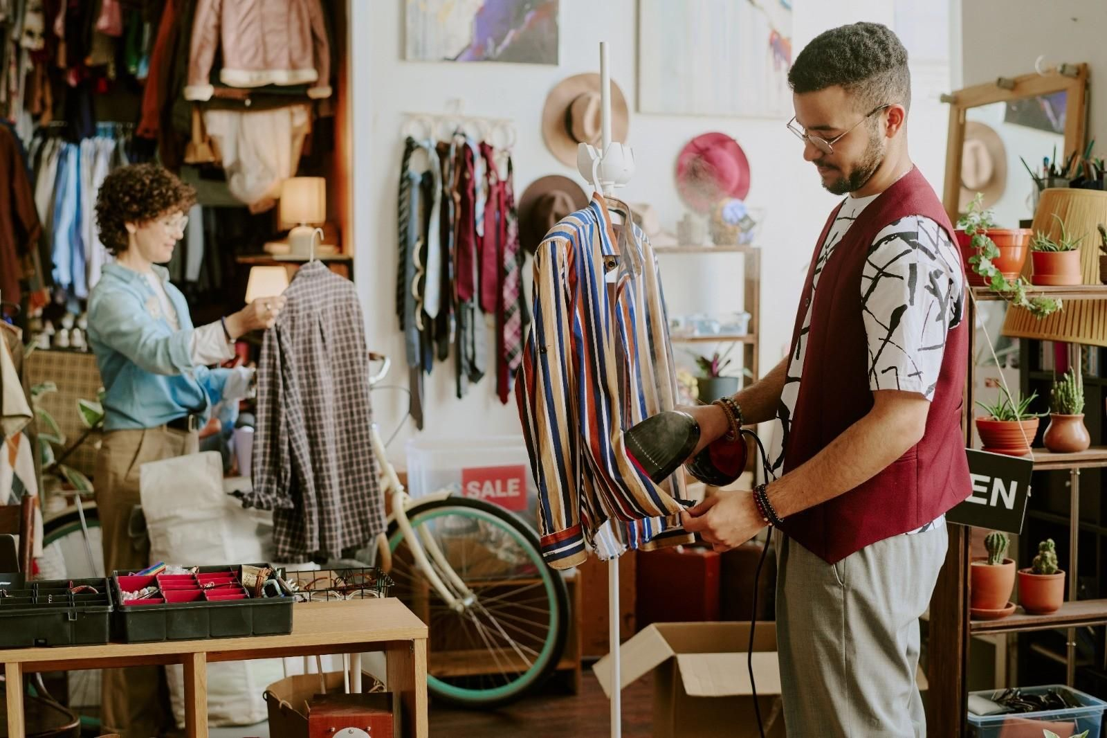 Una tienda de moda de segunda mano