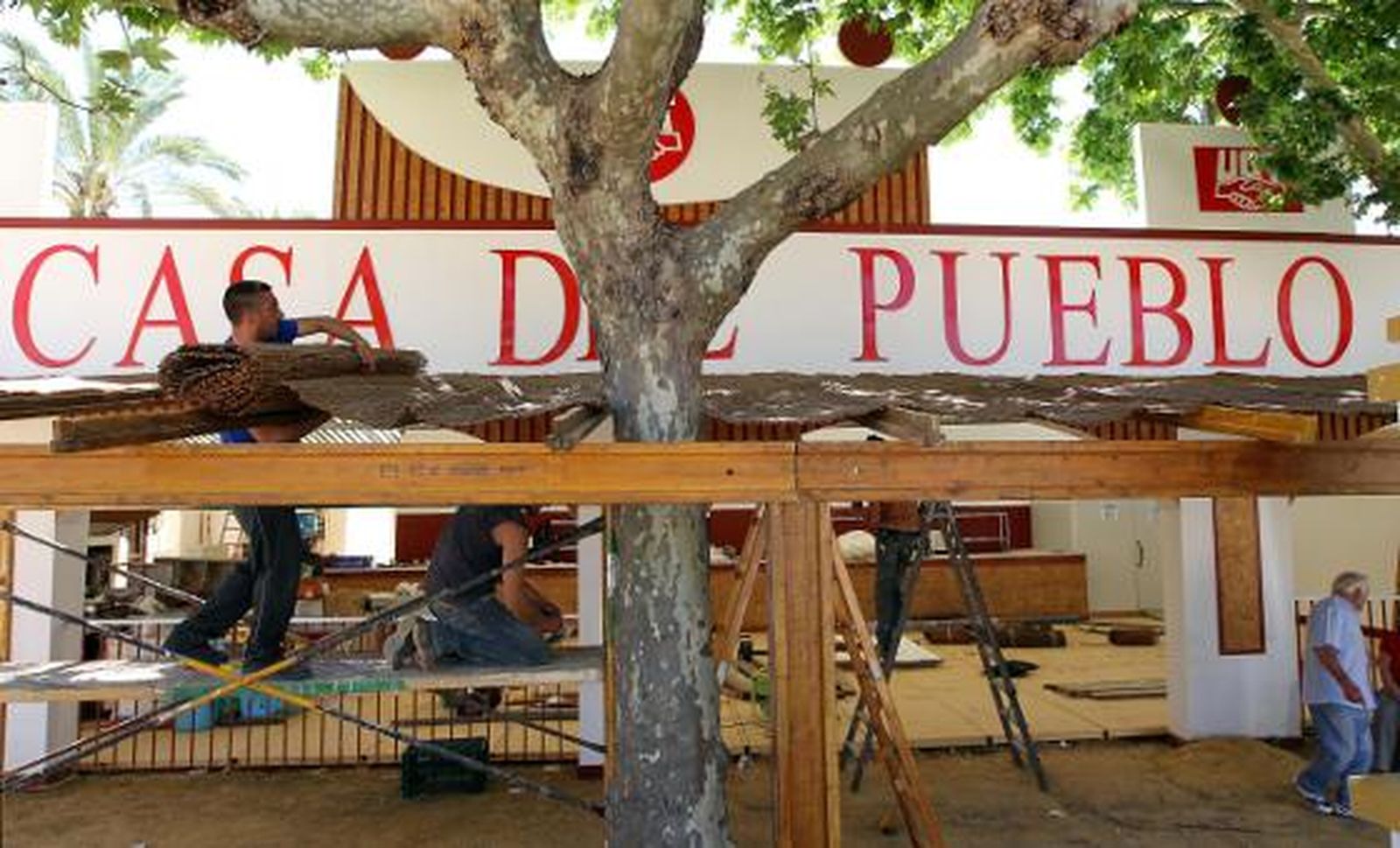 Tareas de montaje ayer en la caseta de la Unión General de Trabajadores.

Foto: M.A. Gonzalez