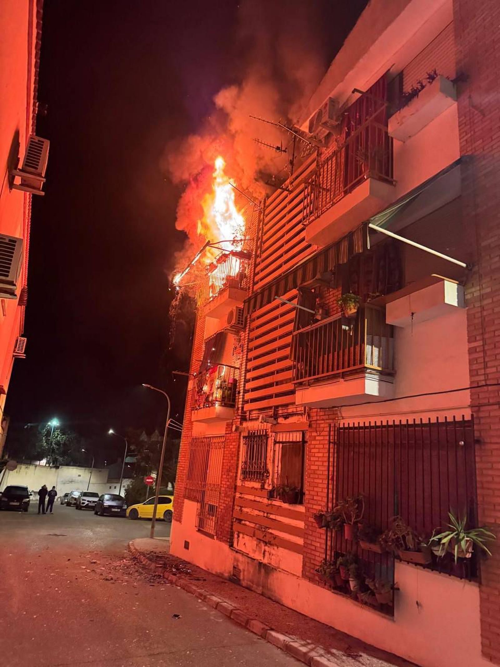 Edificio incendiado en Cabra.