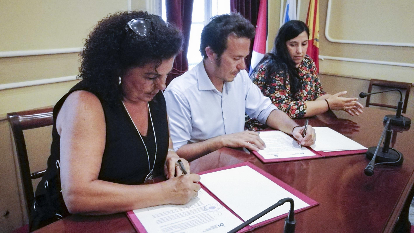 El alcalde, el día que firmó el convenio con la presidenta del colegio de Trabajadores Sociales