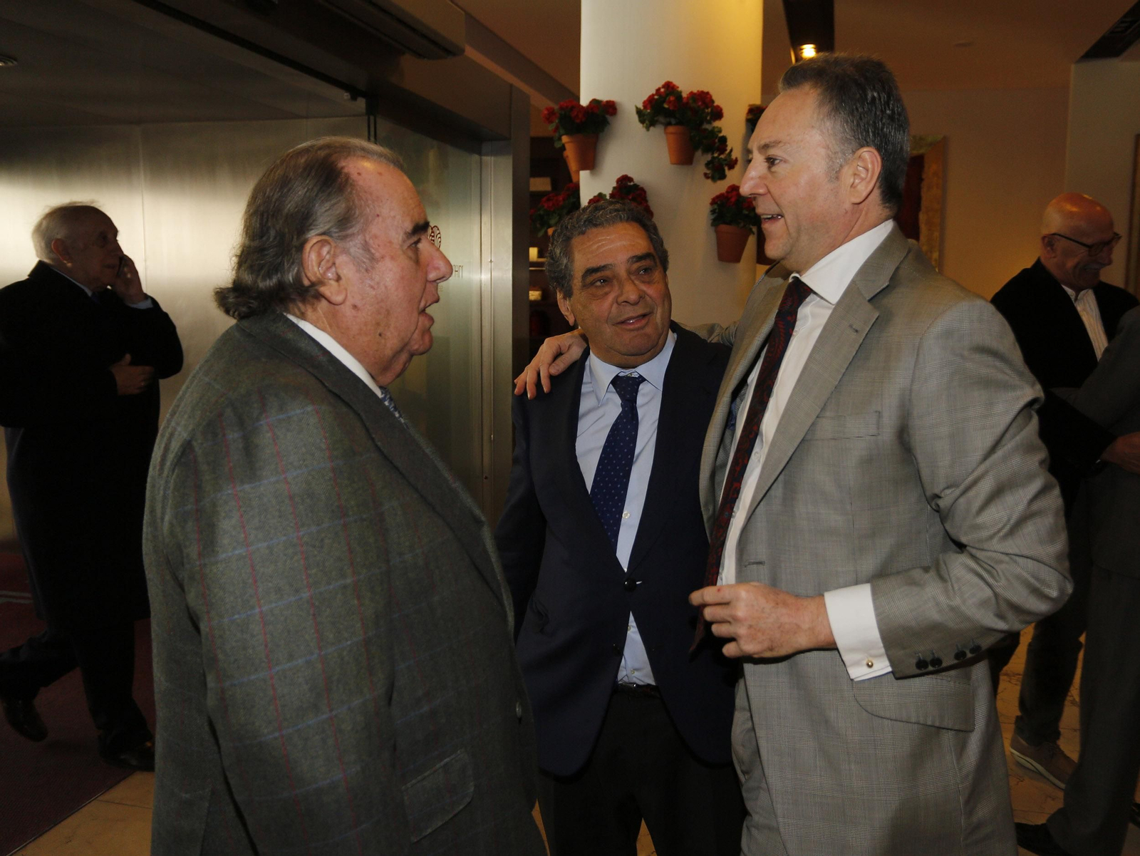 Matías Cortes, a la izquierda, conversa con José Joly.