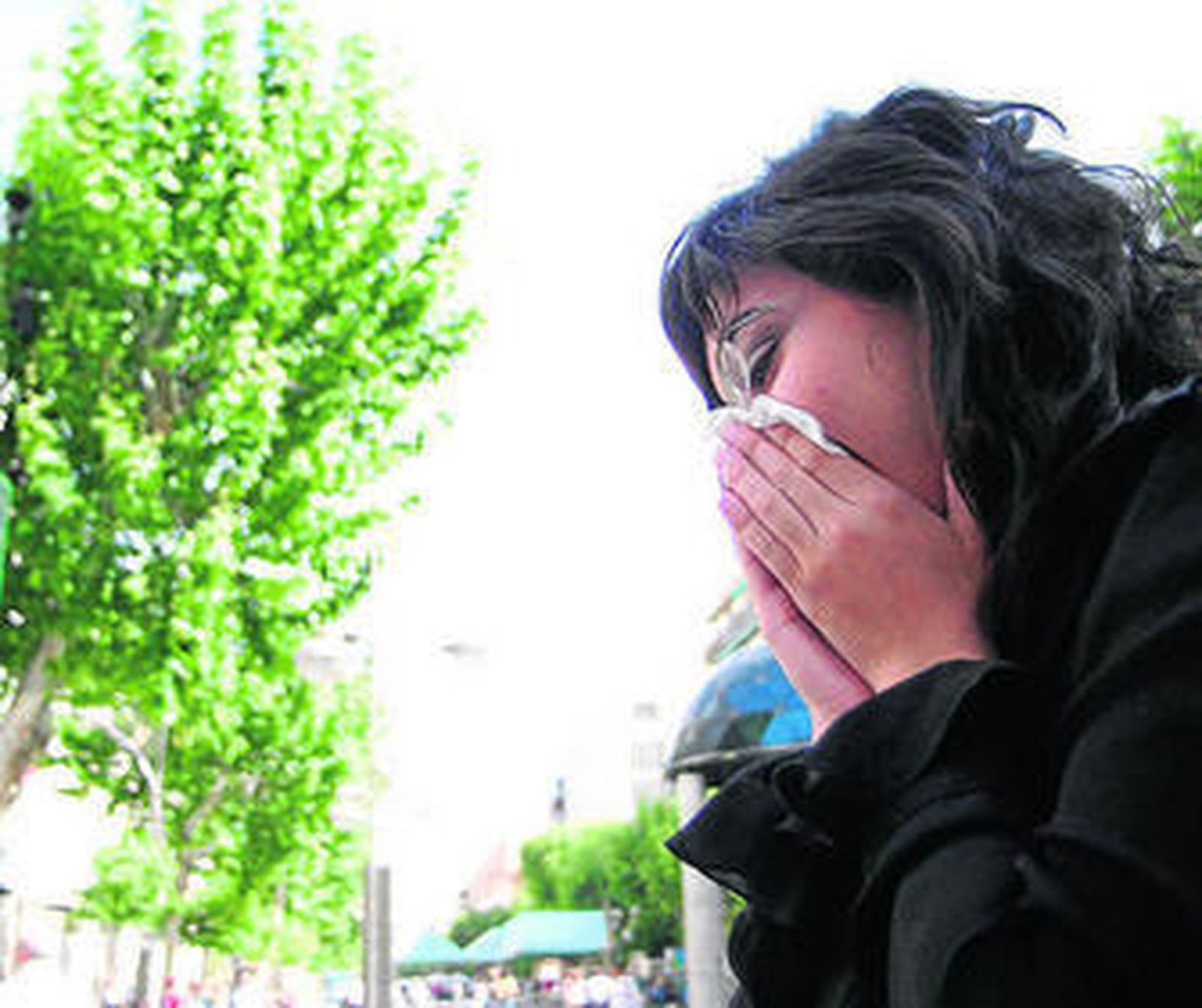 Una joven utiliza un pañuelo para combatir su alergia.