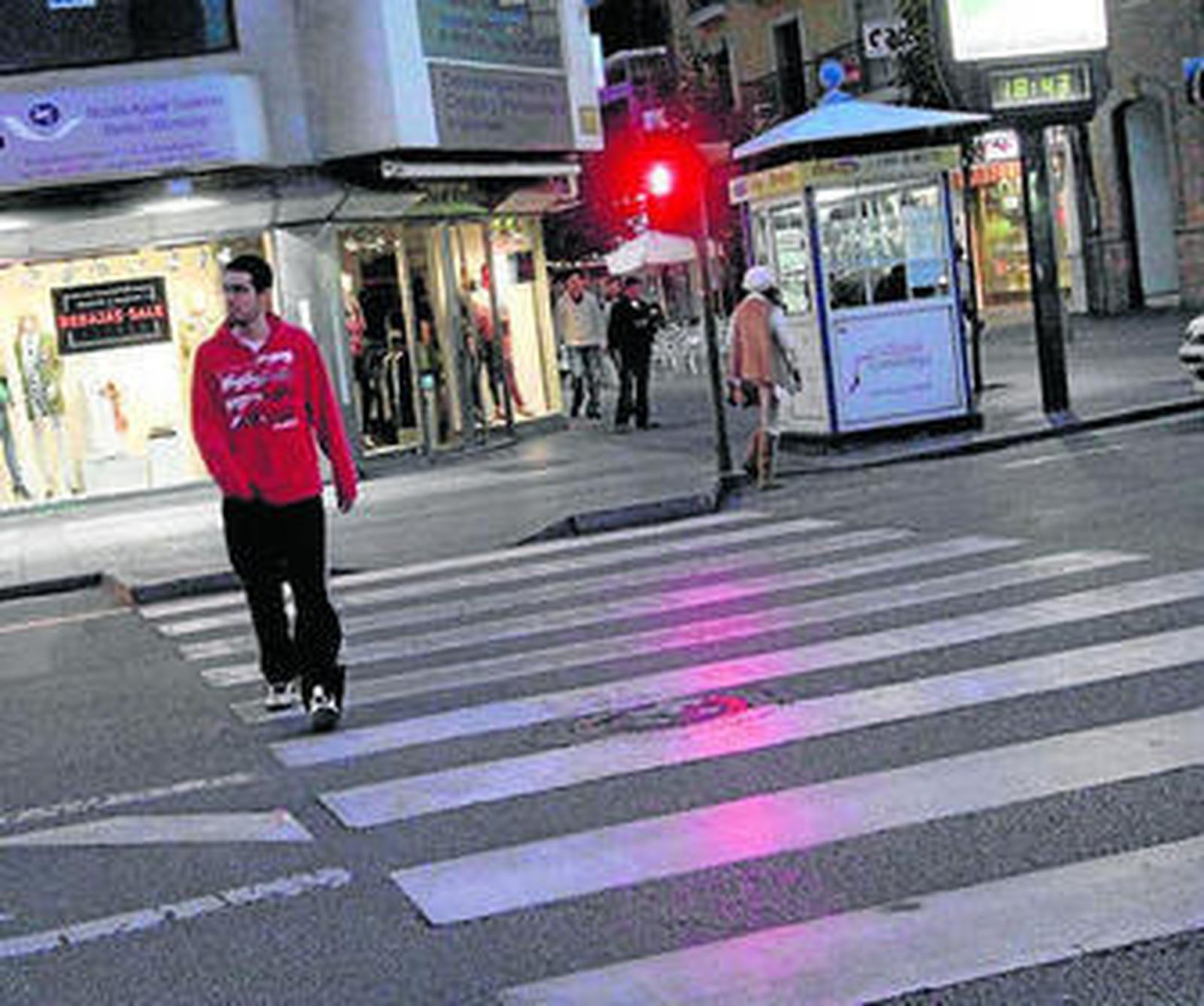 Multa de 200 euros por cruzar un paso de cebra en rojo