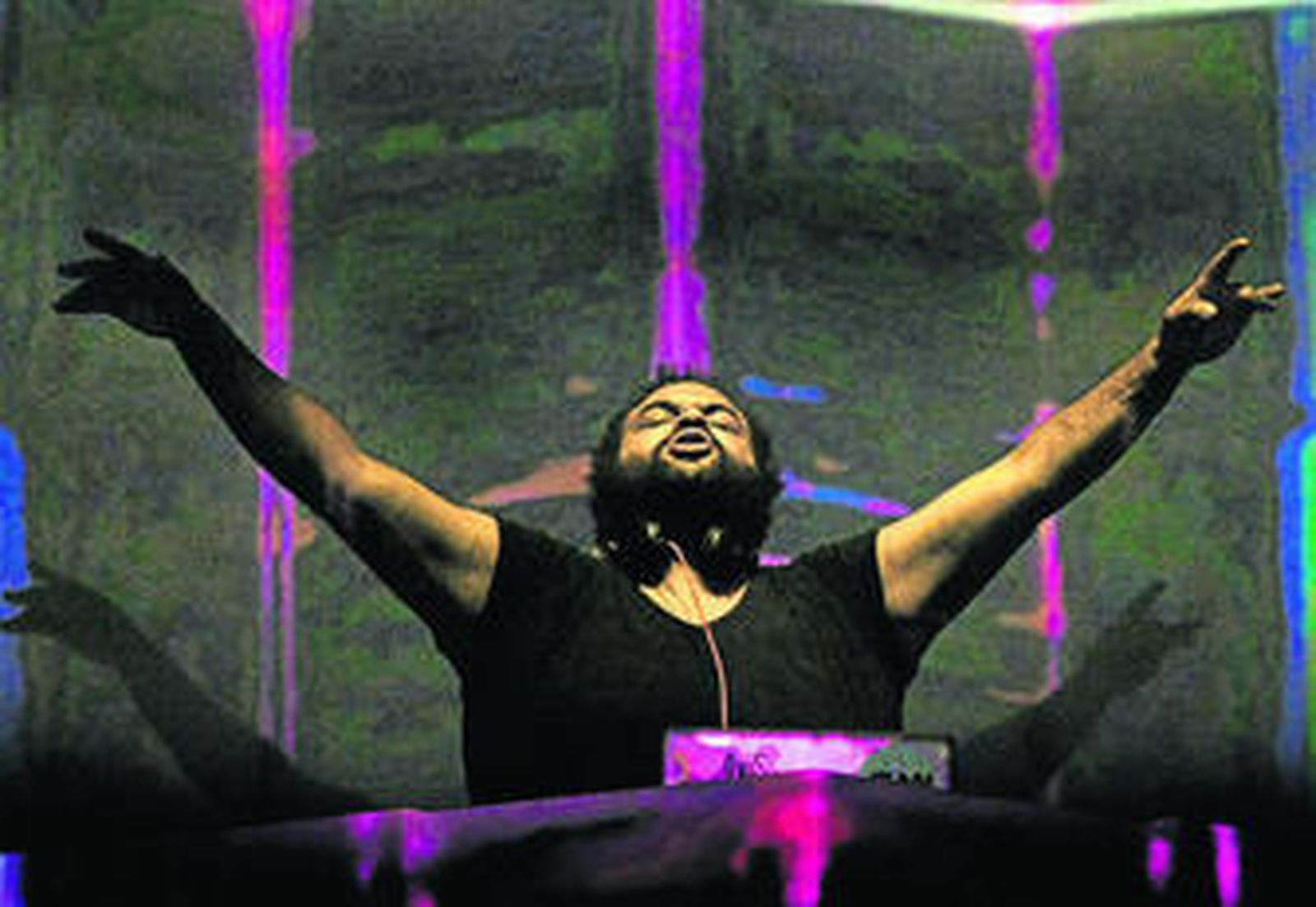 El músico Carlos Jean, en un momento de la actuación que ofreció el viernes en la playa Victoria.