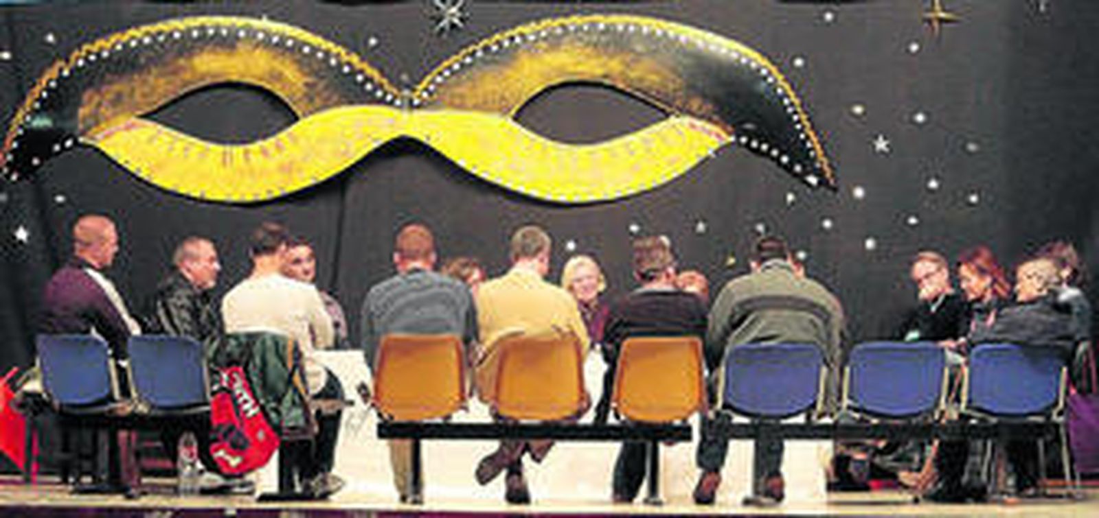 El salón de actos de la prisión, decorado con una gran máscara de carnaval, es el escenario donde se graba el programa en el que también participaron el Club de la Lectura de Carboneras.