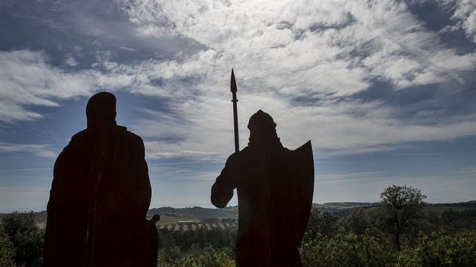 En la imagen dos siluetas de los bandos reciben al visitante en el museo de la Batalla de las Navas de Tolosa en el término municipal de Santa Elena