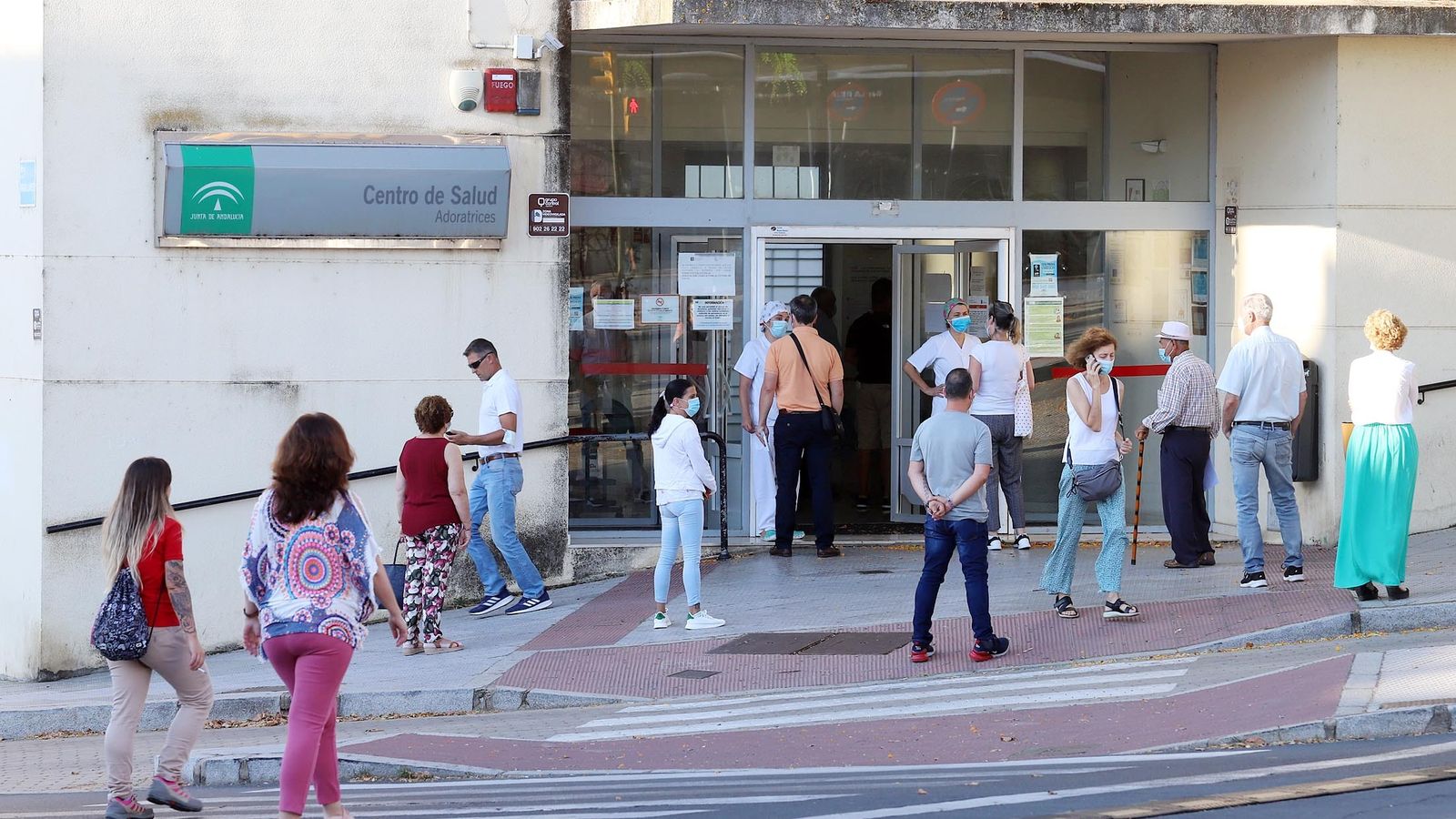 Colas en el centro de salud de Adoratrices.