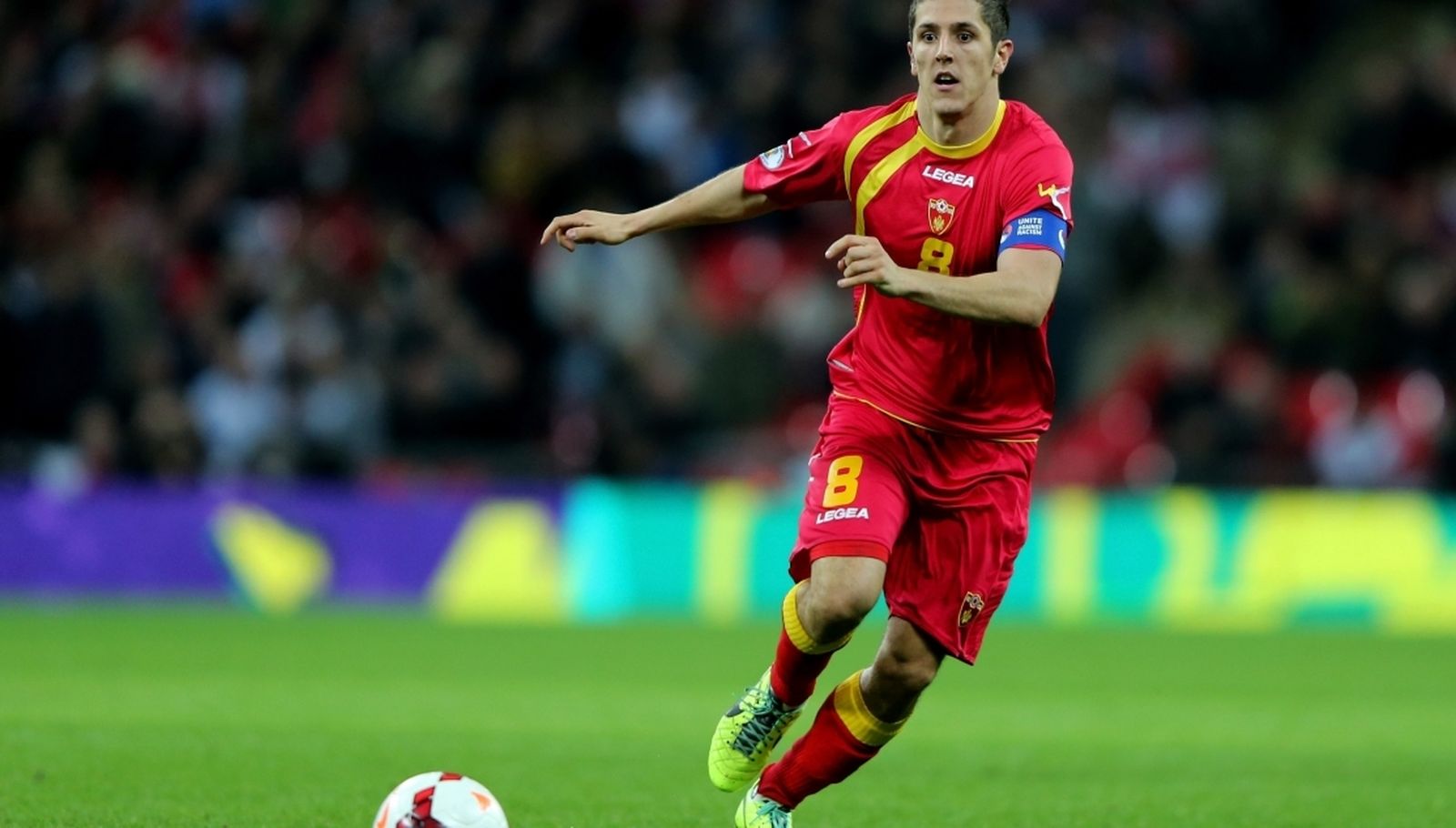Jovetic, durante un partido con su selección.