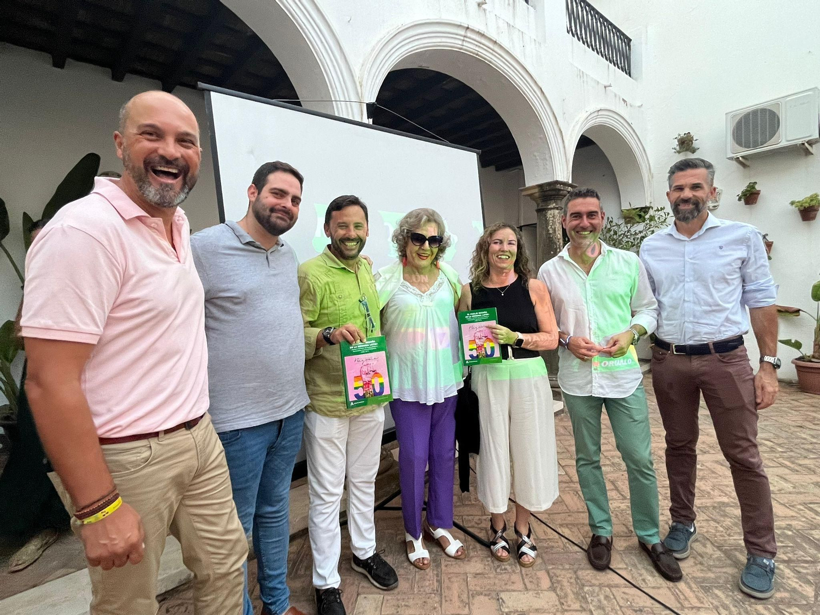 Foto de familia tras la proyección del documental sobre la vida de Manolita Chen.
