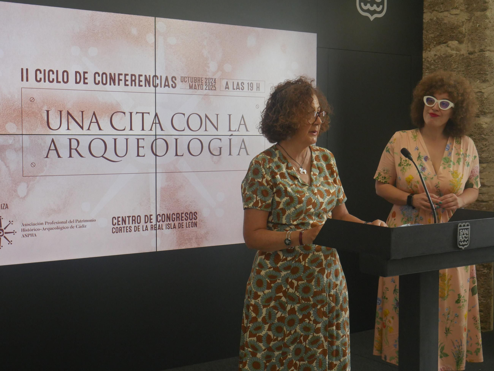 La presidente de Aspha, Isabel Cáceres, da detalle de la programación del ciclo junto a la concejala de Cultura, Pepa Pacheco.