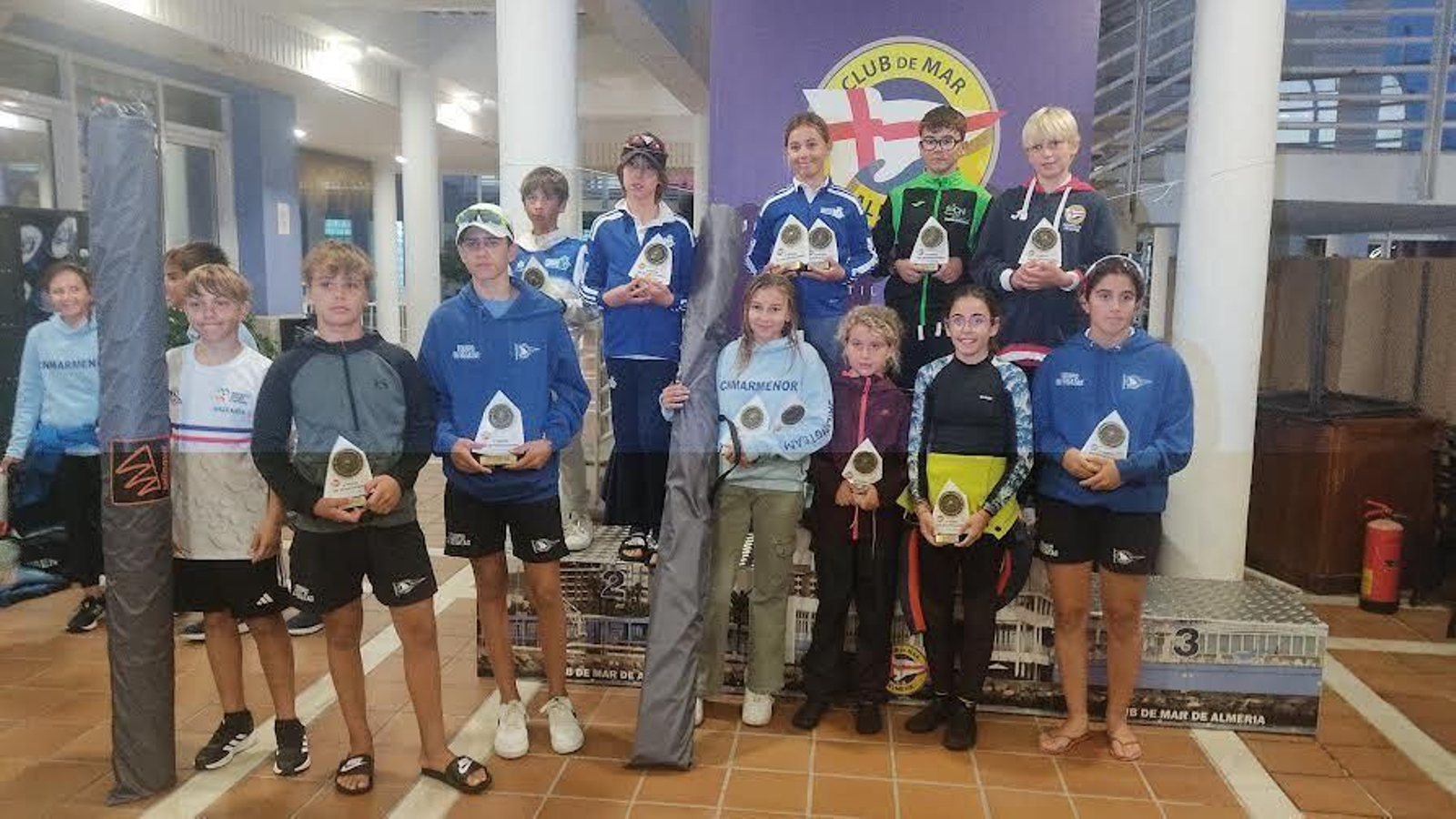 Foto de familia del podio del  V Trofeo Sol de Portocarrero, de clase Optmist.
