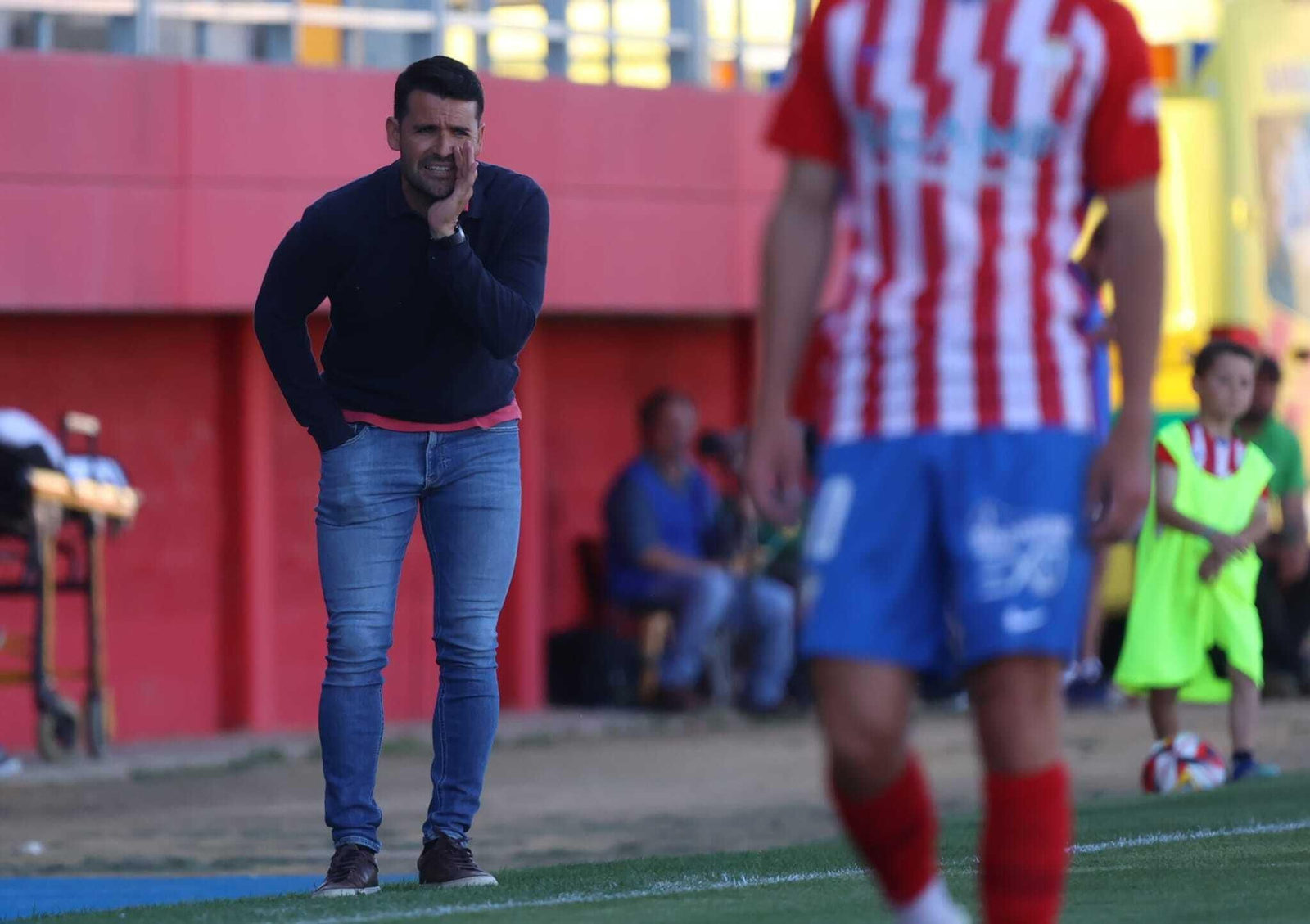 Lolo Escobar, entrenador del Algeciras, da instrucciones desde la banda