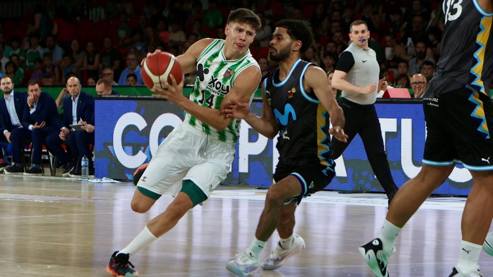 Joaquín Rodríguez trata de penetrar la defensa de Estudiantes.