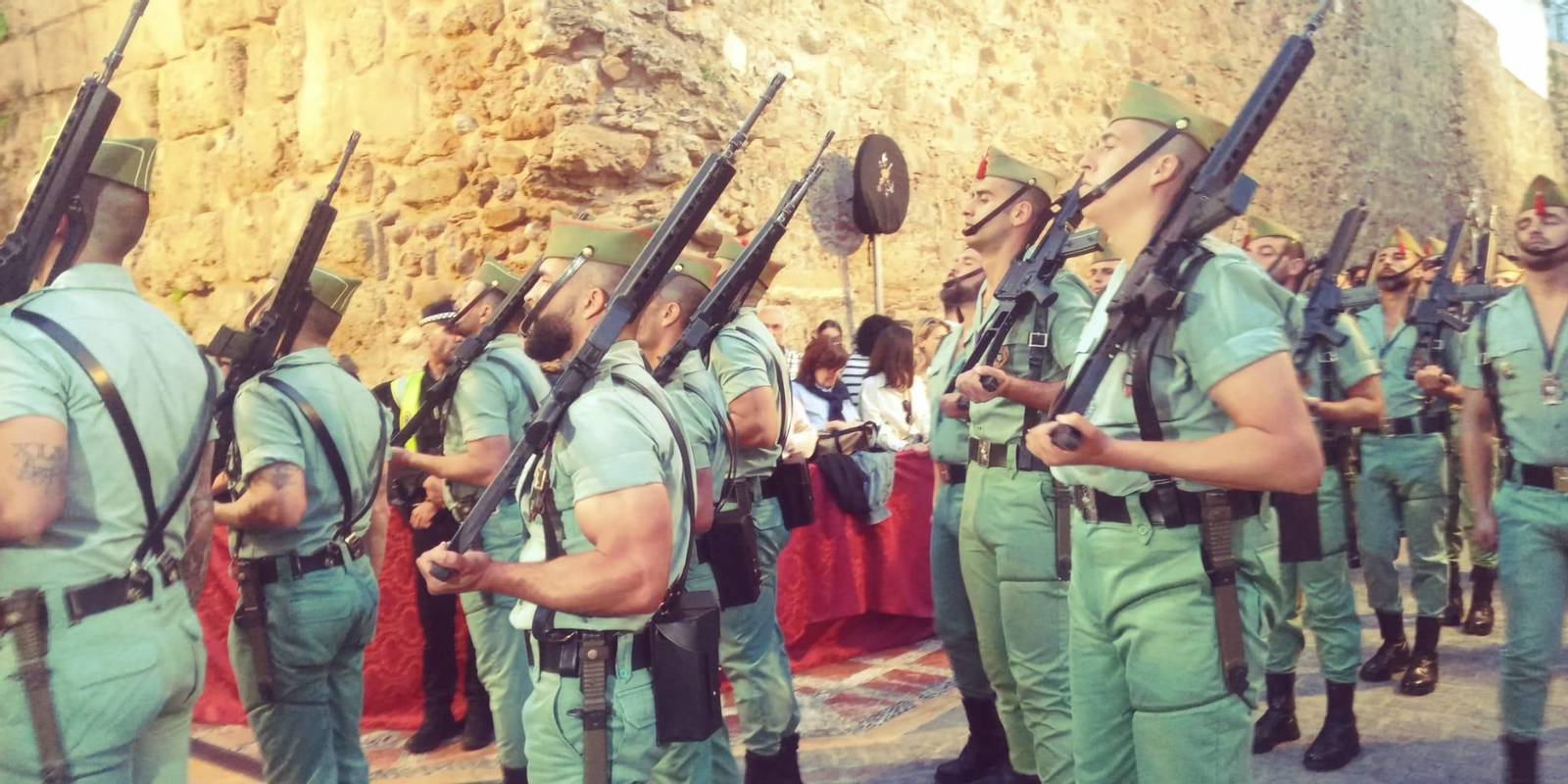 Luto y silencio al paso del yacente en Marbella
