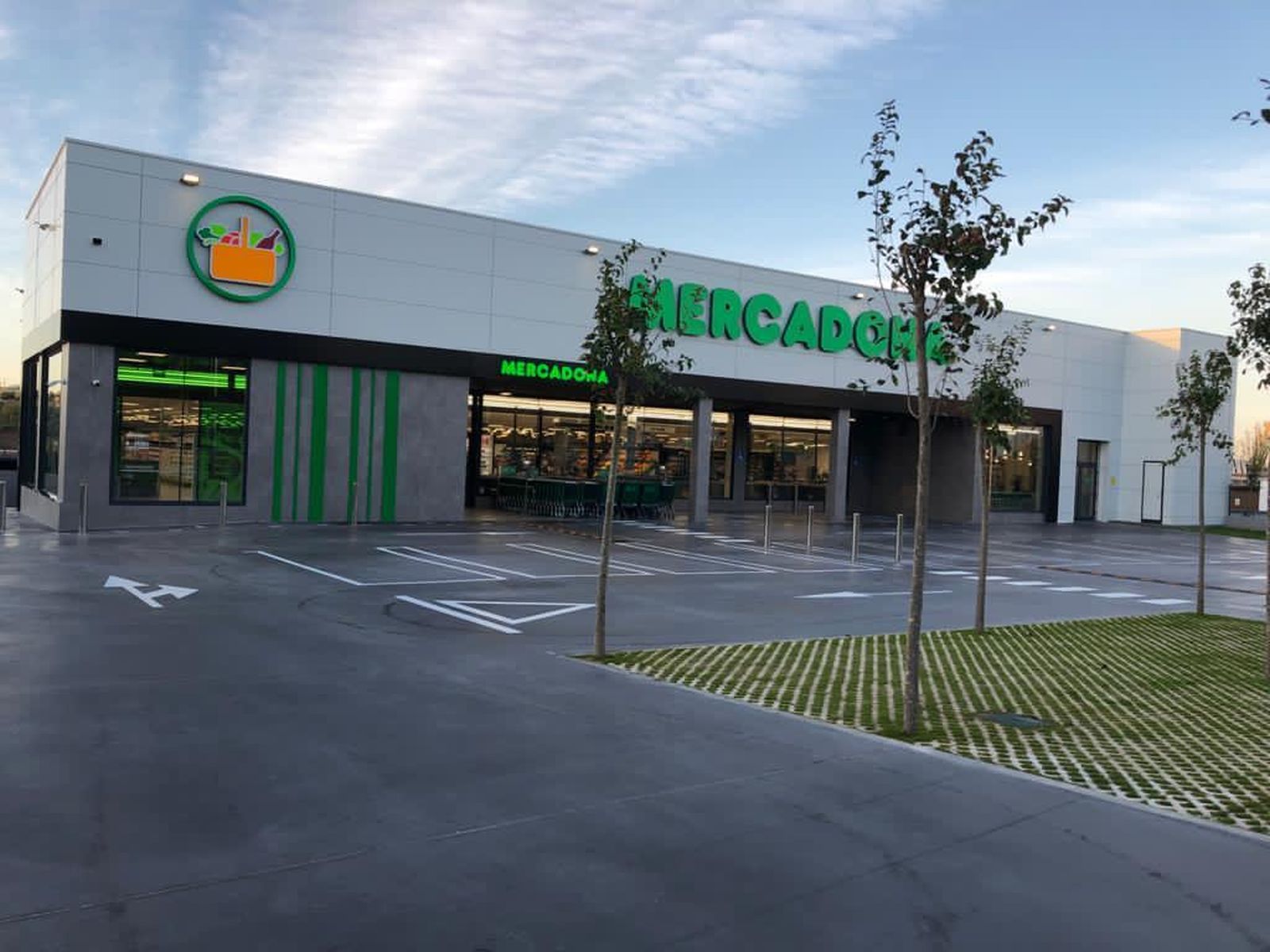 Entrada del nuevo Mercadona de Cabra.