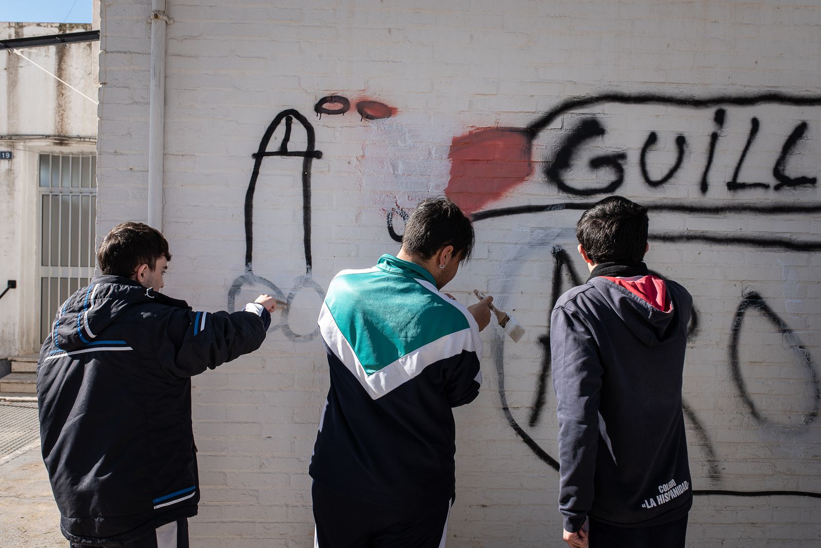 Imágenes de la limpieza de pintadas en La Hispanidad por los alumnos del Colegio de La Hispanidad en el Día de la Paz