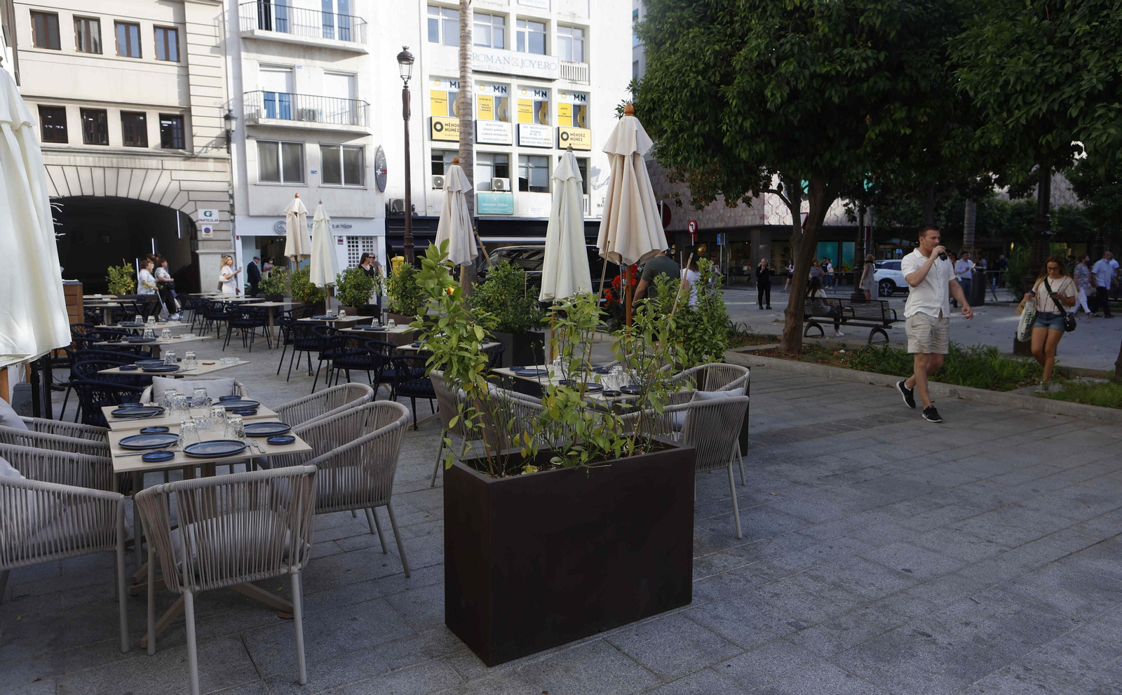 Maceteros instalados en el velador de uno de los restaurante de la Plaza de la Magdalena.