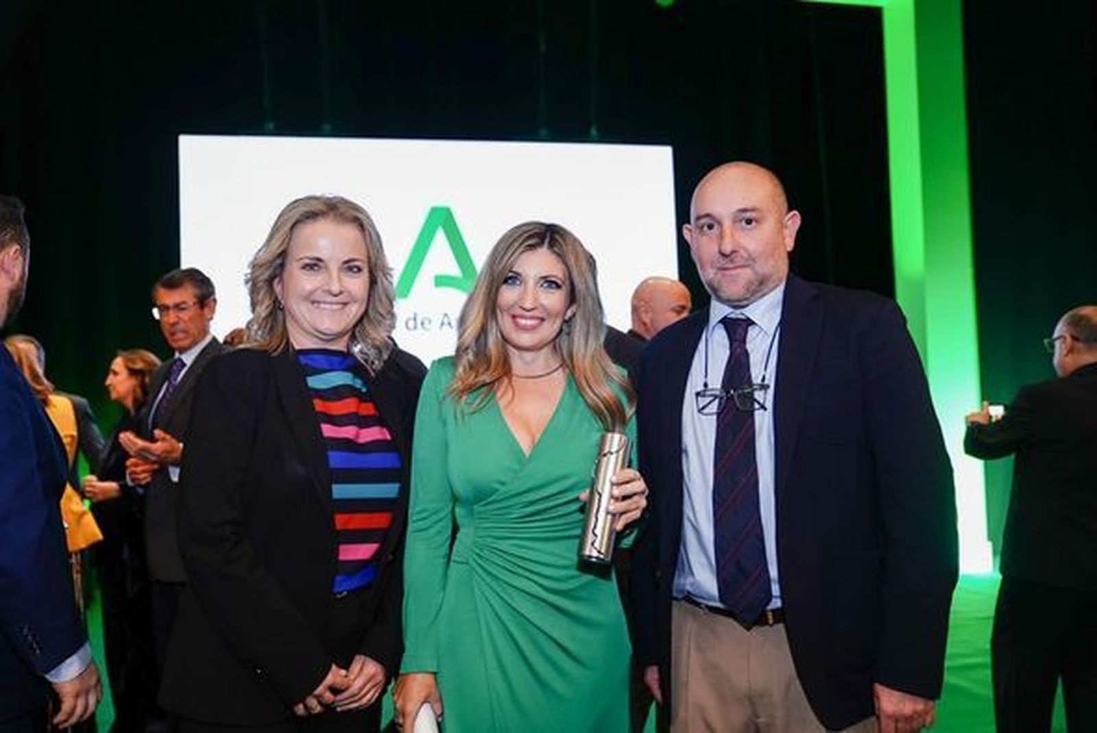 Mar Villalobos en el centro, flanqueada por María Luisa Cruz y Jorge Moreno