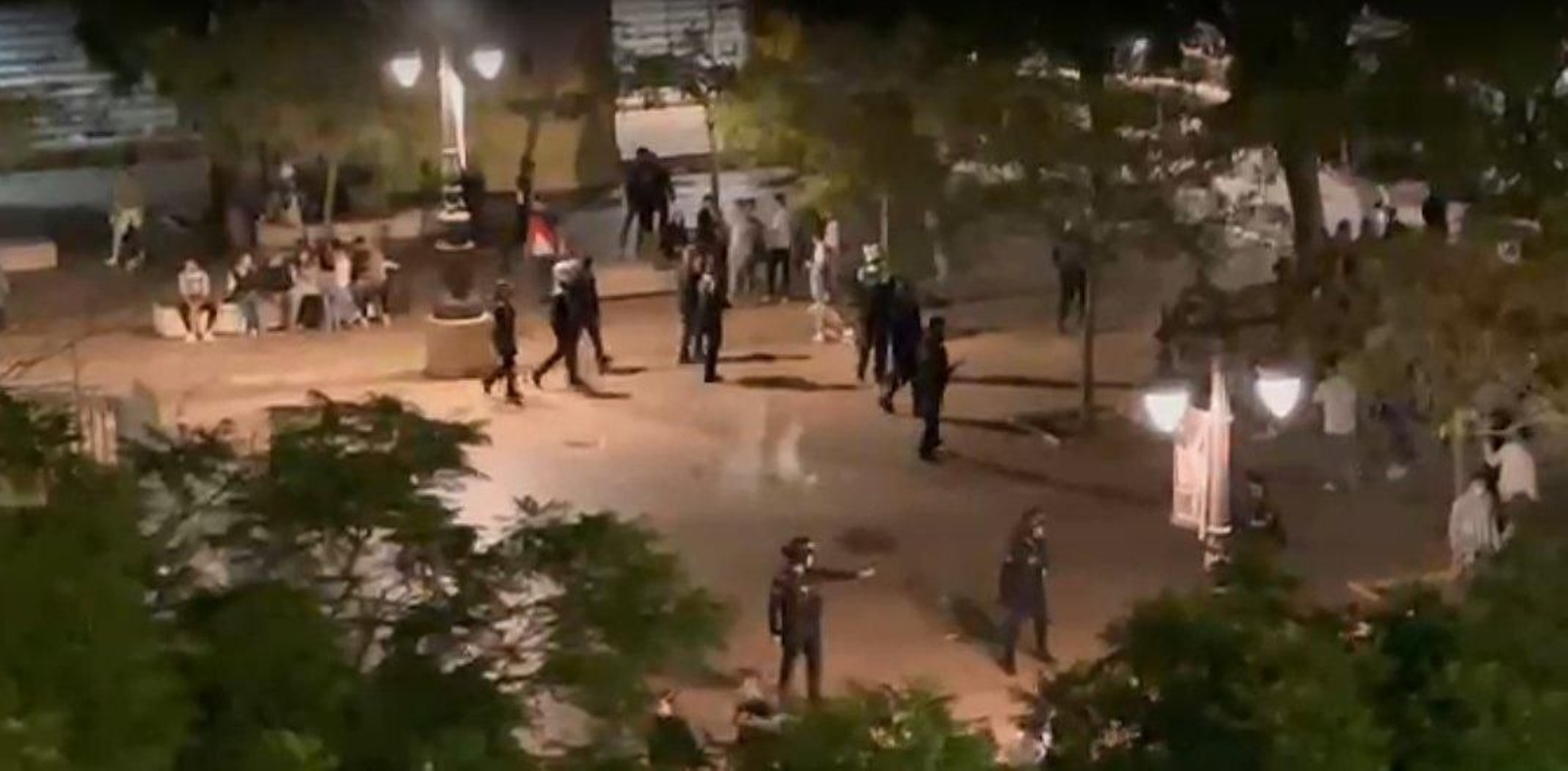 Momento en el que la Policía Local intervino en la plaza de la Merced