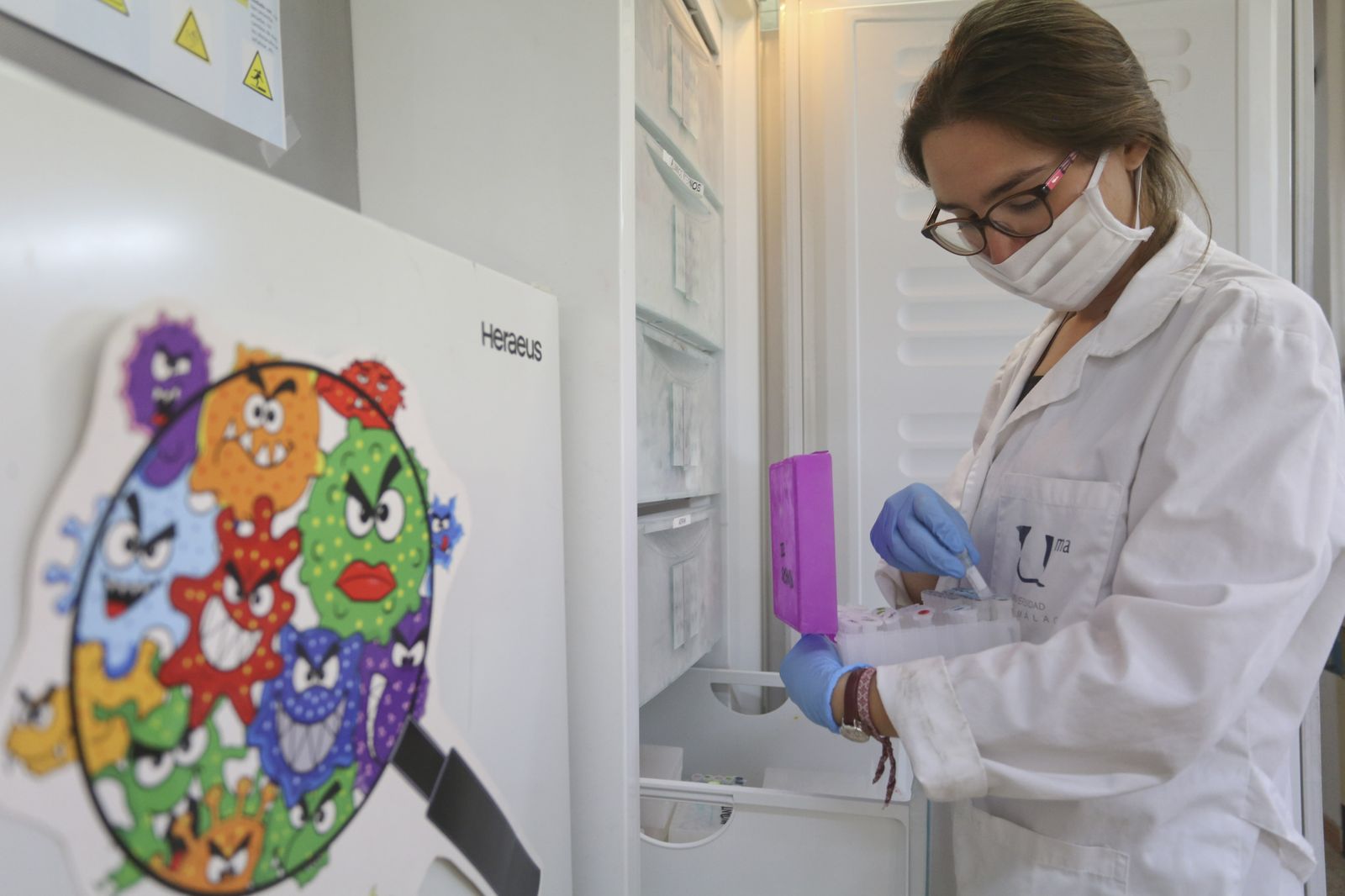 Una investigadora en los laboratorios de la Facultad de Ciencias de la UMA.