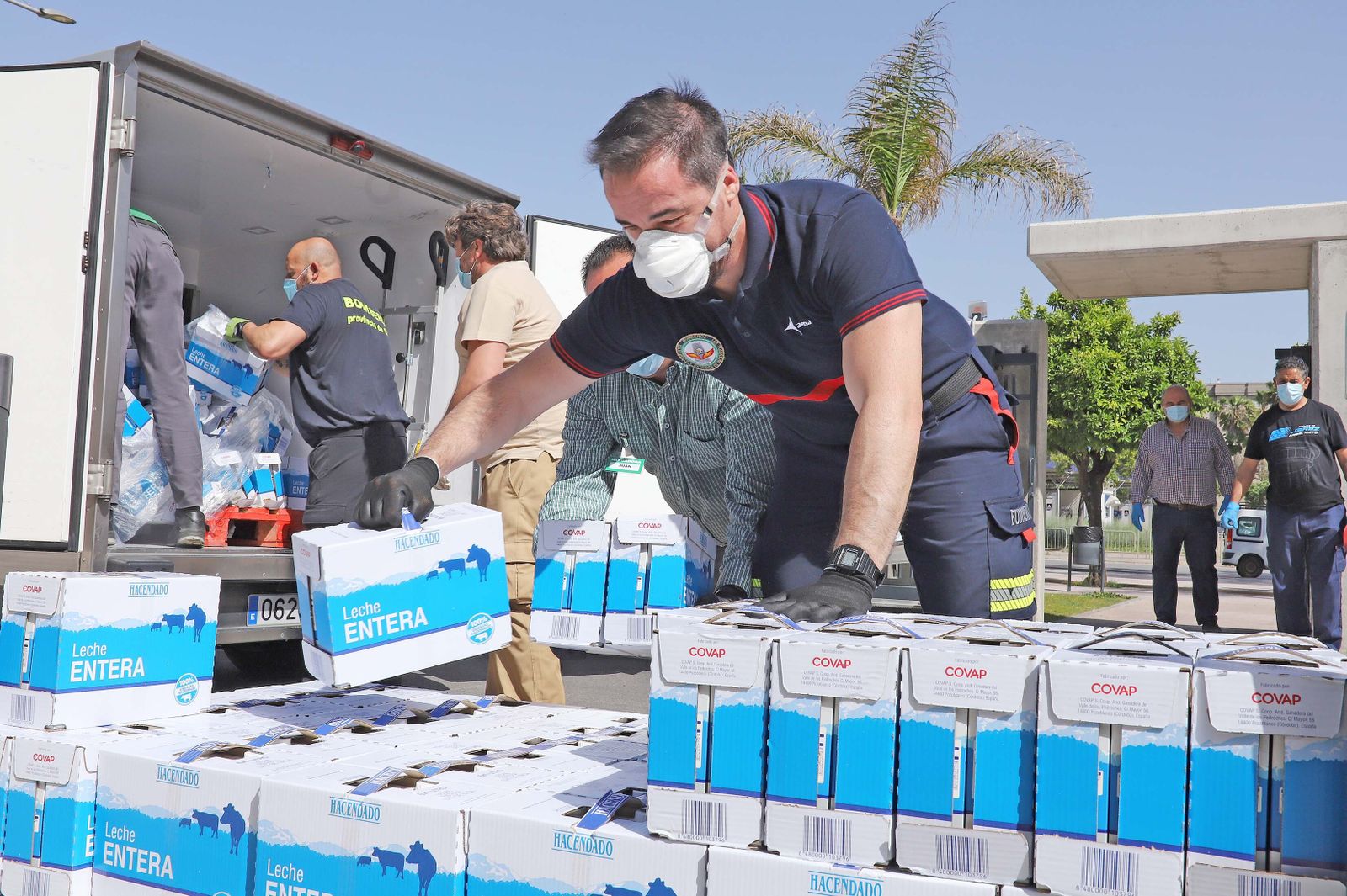 Un momento de la descarga de los alimentos.
