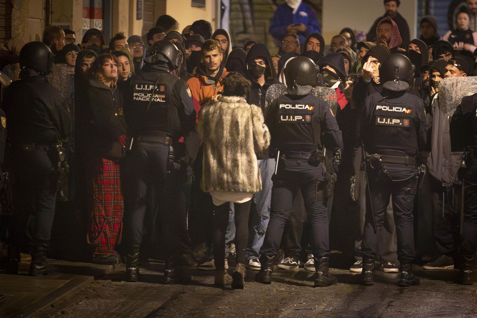 Todas las imágenes: una okupa trepa con cuerda para acceder al piso ocupado en Granada