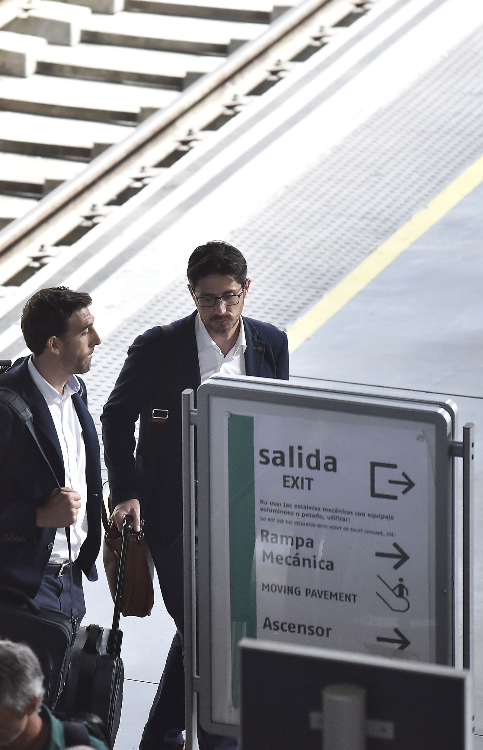 Víctor, junto a David Dóniga, uno de sus ayudantes, ayer en Santa Justa.