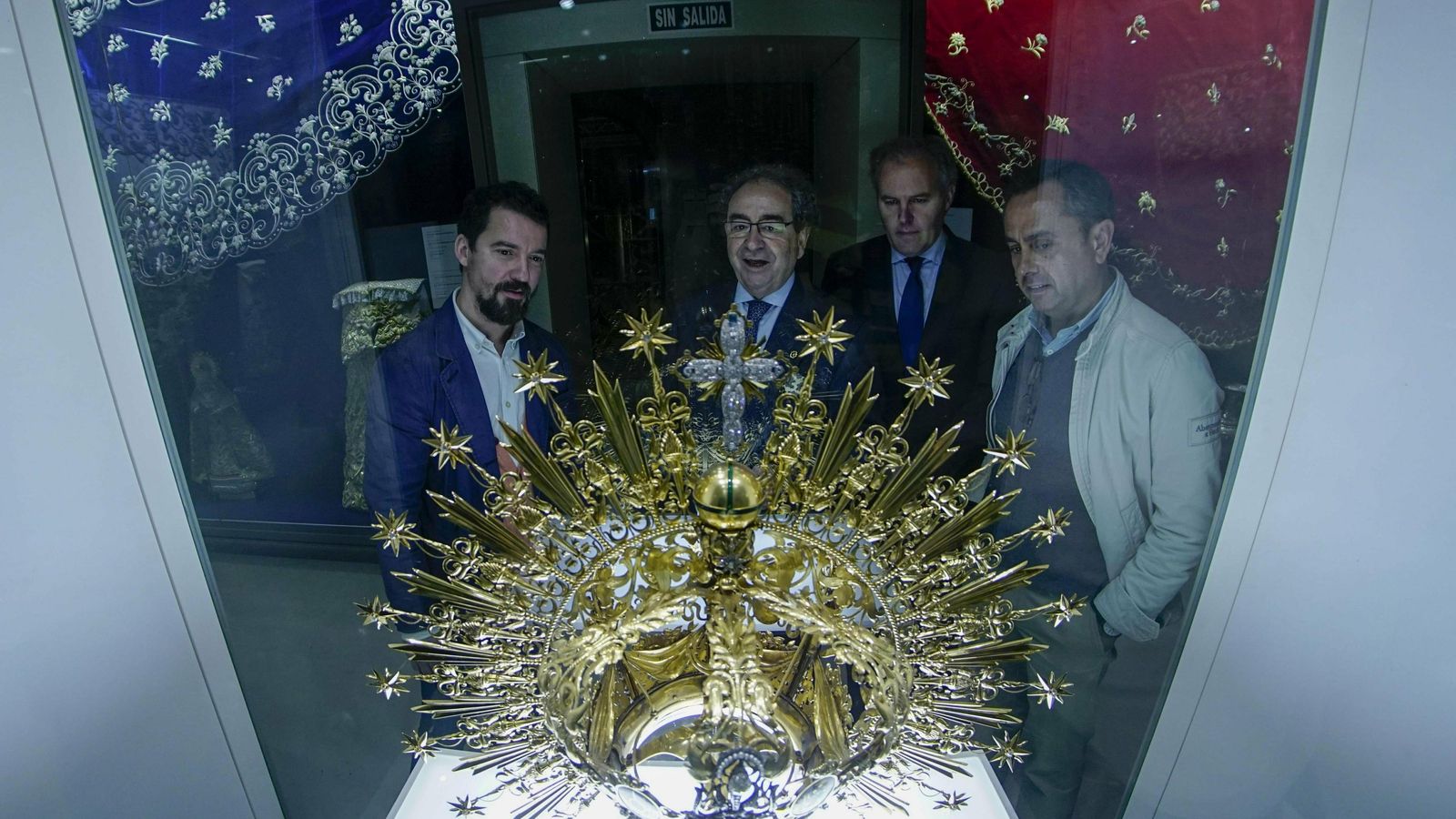 Miki Leal contempla la corona de oro de la Virgen de la Esperanza junto a José Antonio Fernández Cabrero, José Luis Notario y Ricardo Suárez.