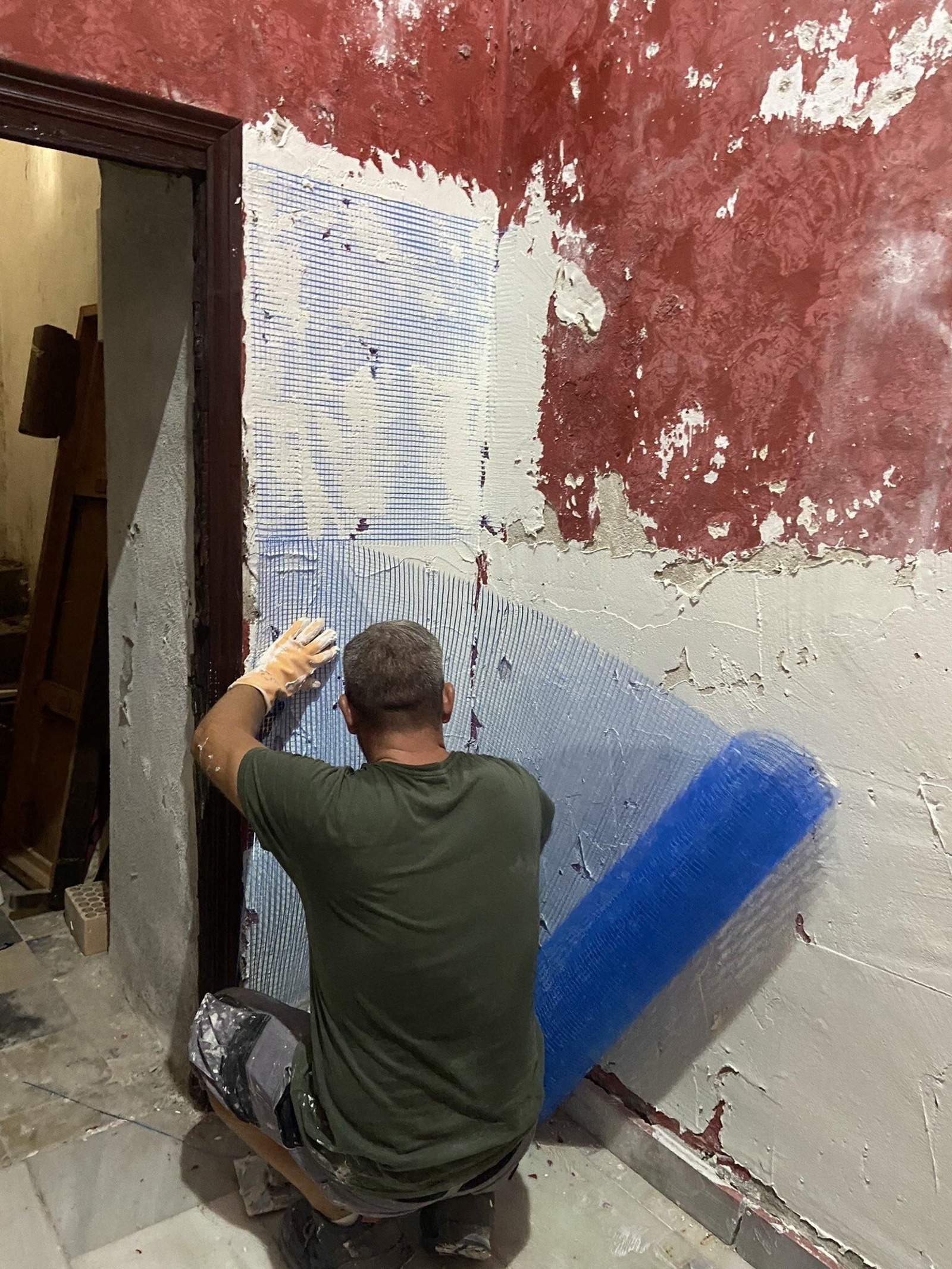 Trabajos de adecentamiento en la capilla de la Virgen del Buen Fin, en la Merced.