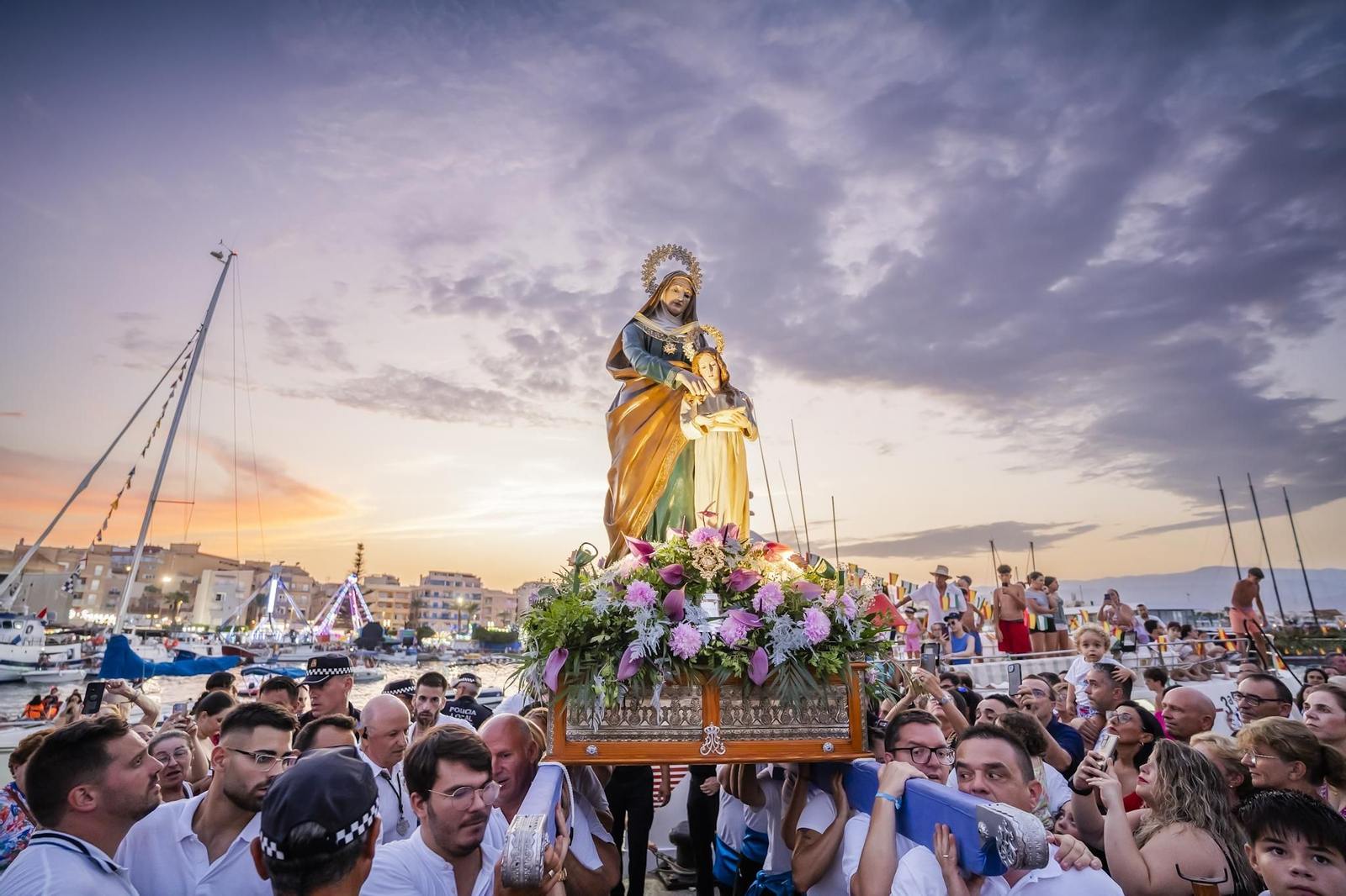 Santa Ana a punto de ser embarcada para la procesión marítima hasta Aguadulce
