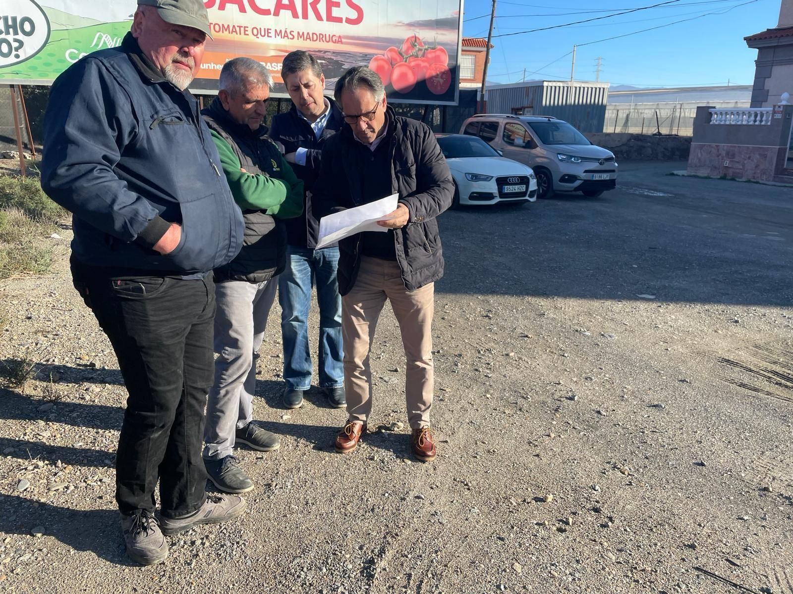 Juanjo Segura visita uno de los caminos rurales de Los Partidores