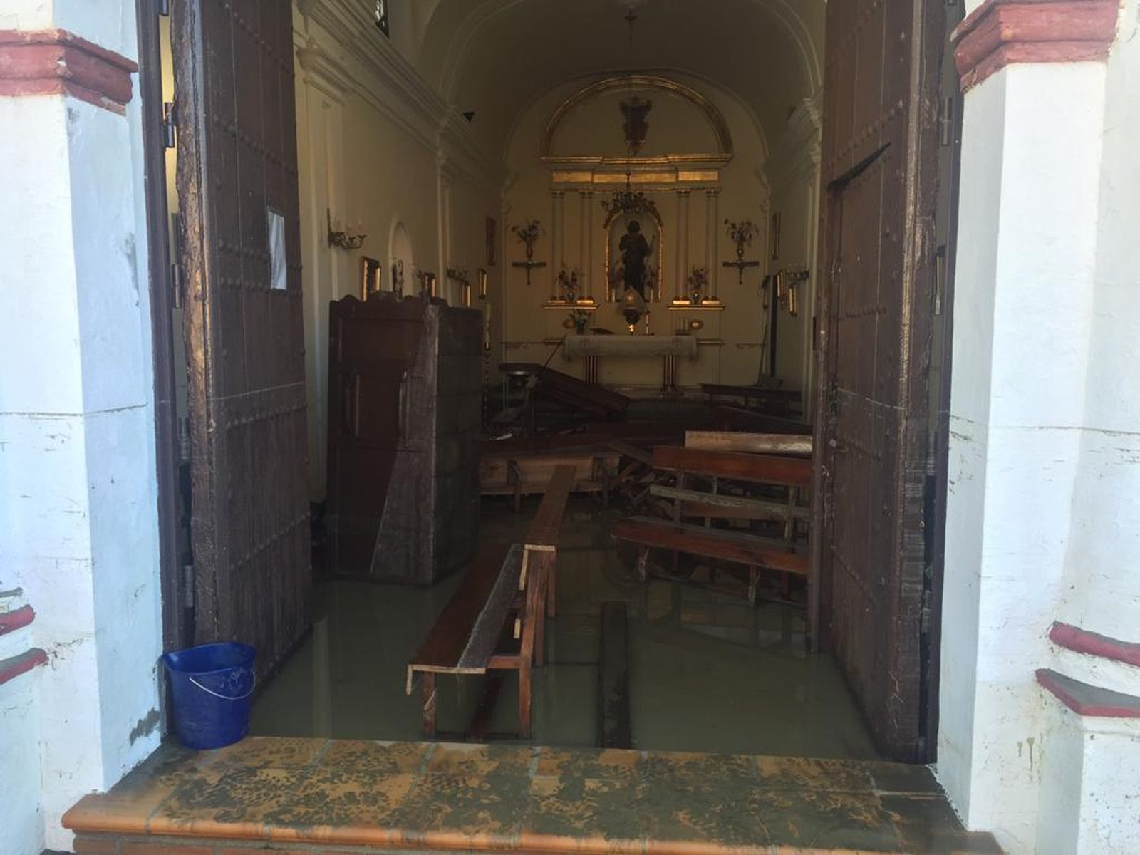 El interior de la iglesia de El Trapiche, tras la inundación.