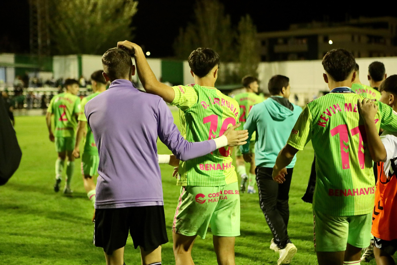 La celebración del Málaga CF en el césped de El Maulí