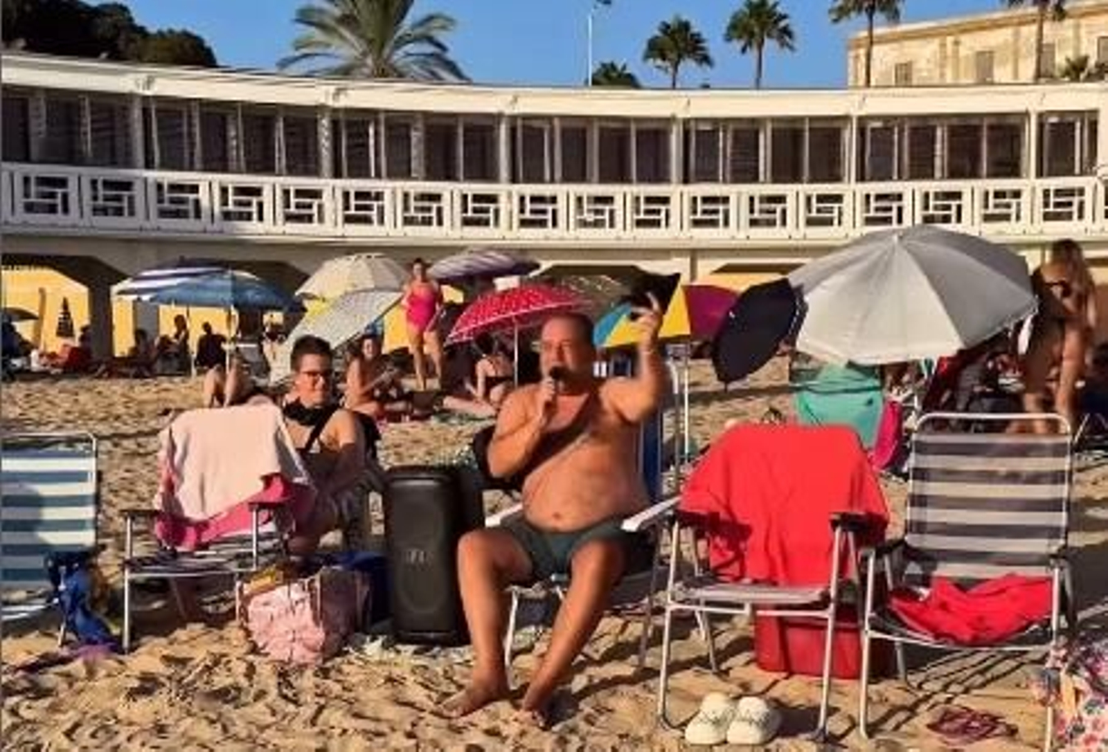 David ameniza las tardes en La Caleta cantando con el karaoke o bailando con los bañistas
