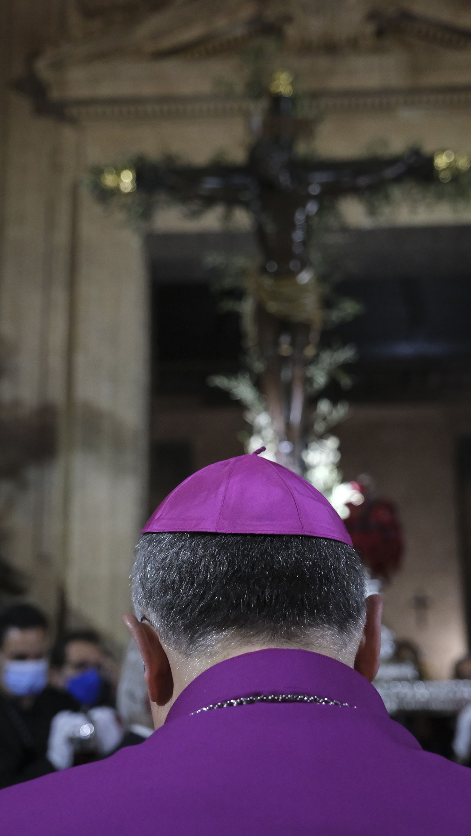 Procesión del Vía Crucis del Santo Cristo de la Escucha en Almería, en imágenes.