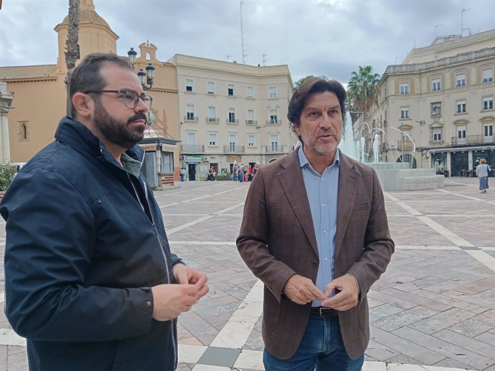 El portavoz del PSOE de Huelva y parlamentario andaluz, Enrique Gaviño, acompañado por el portavoz del PSOE en el Ayuntamiento de La Palma del Condado y secretario general de esta formación en el municipio, Rogelio Pinto.