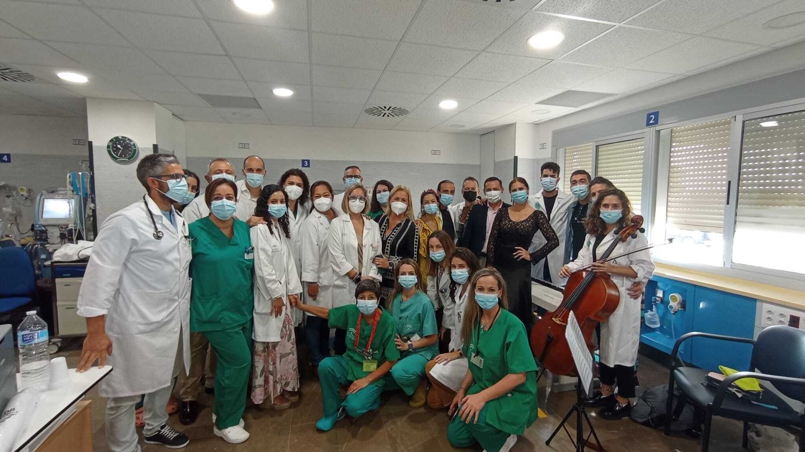 Actuación de Diego Valdivia y su elenco en el Hospital Punta Europa.