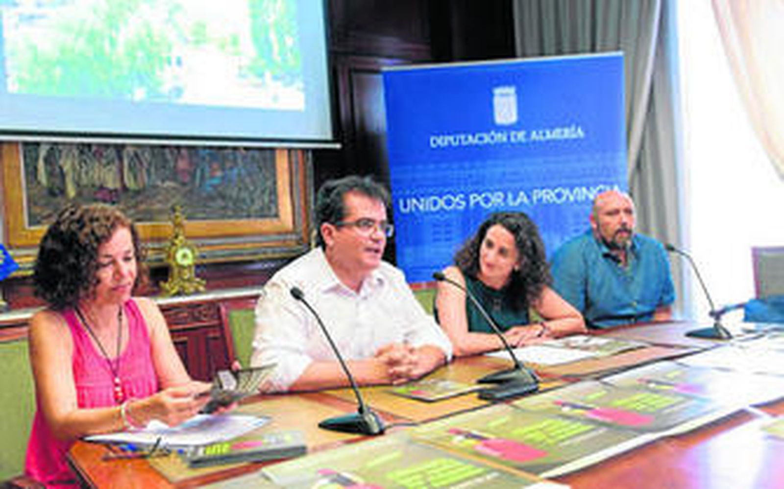 Antonio Jesús Rodríguez acompañado por Rafaela Ortega, María Lago y Ángel Martínez presentado la actividad de Ohanes.