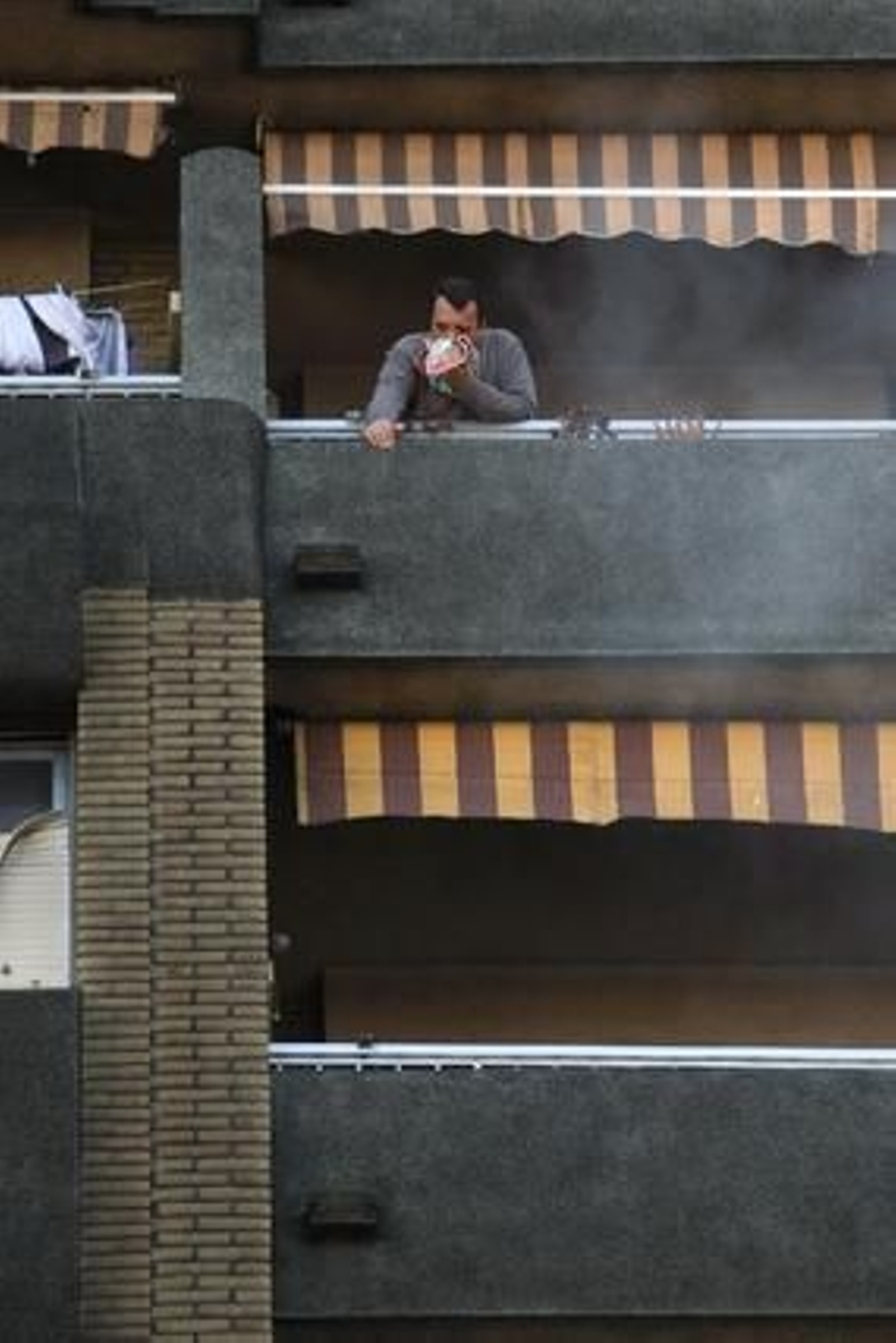 Espectacular incendio en un edificio de la calle Brasil. /José Braza