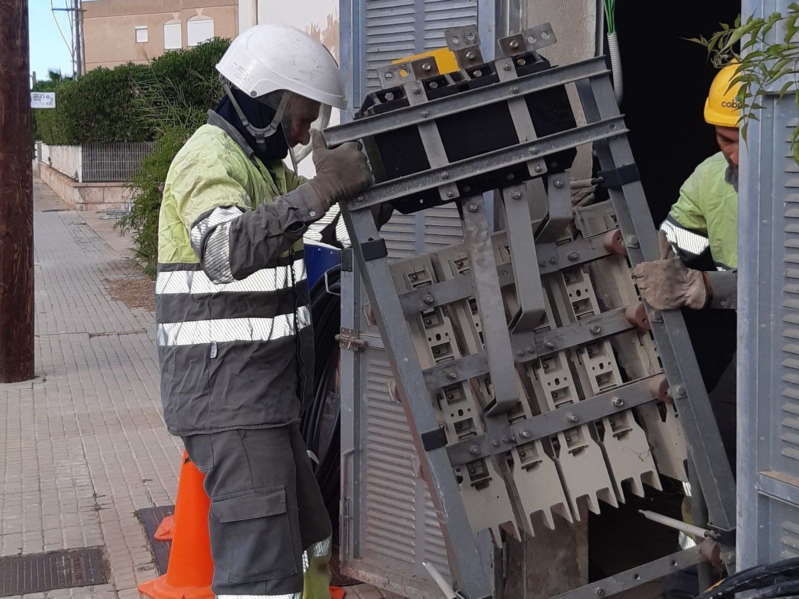 Imagen de archivo de un técnico de electricidad trabajando en un transformador