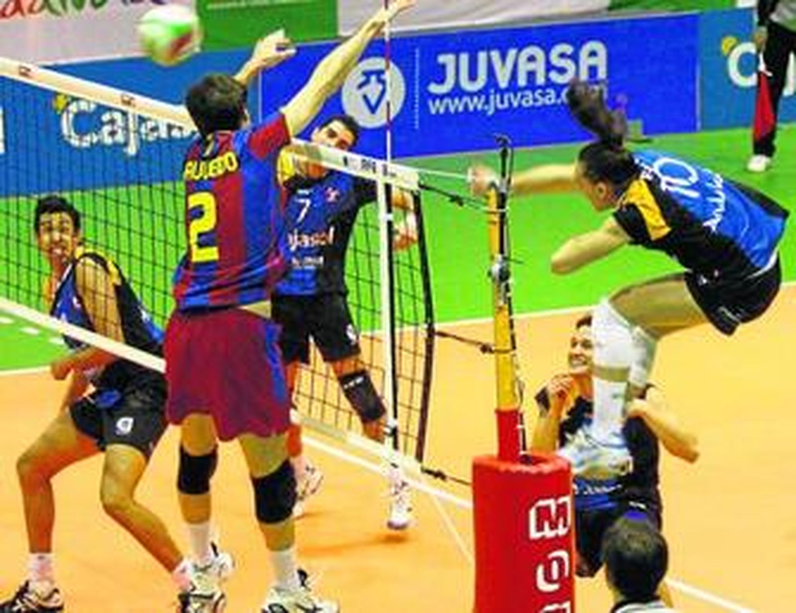 Fran Ruiz remata superando el bloqueo de Saucedo.