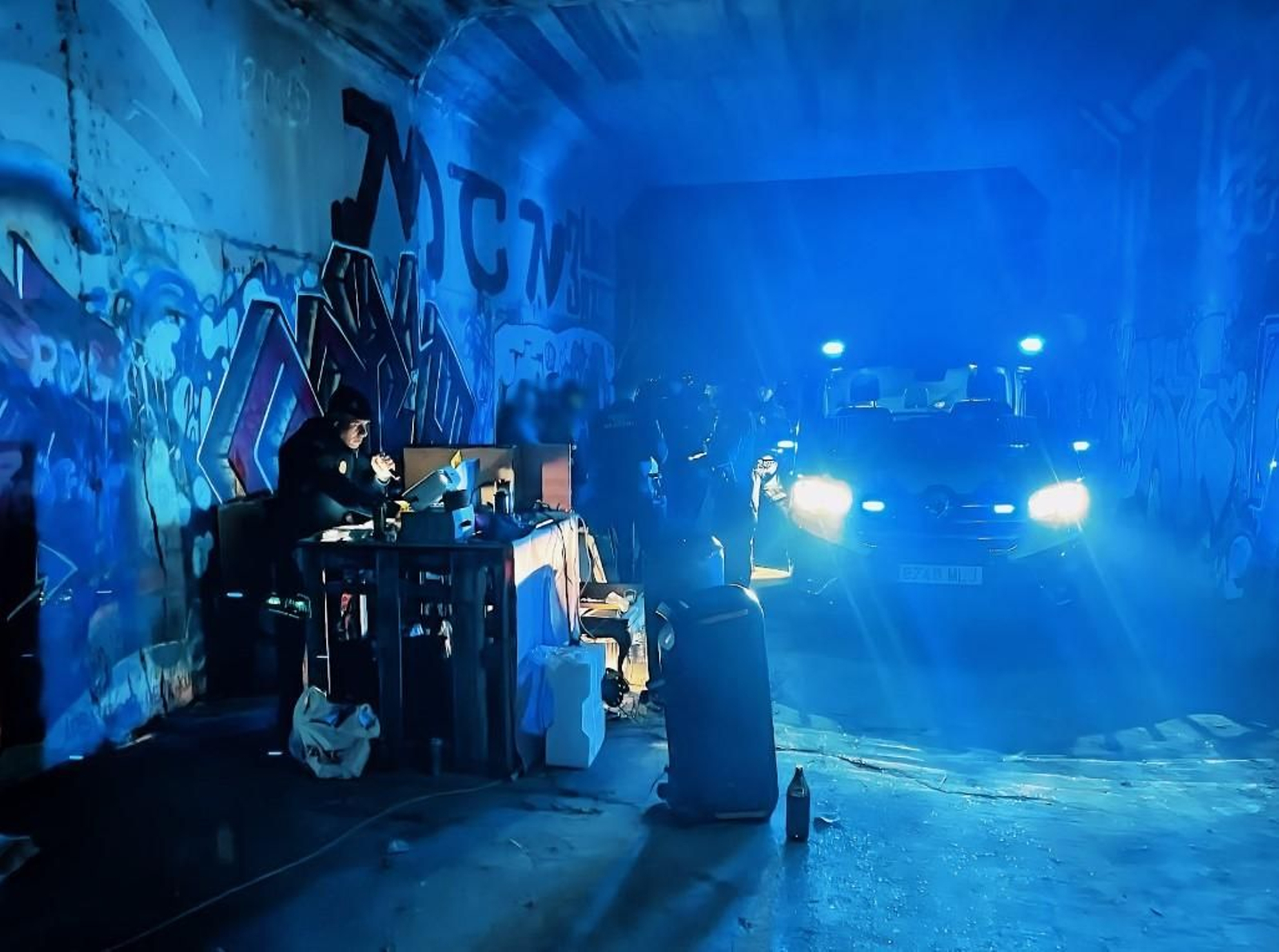 Un agente de Policía inspecciona el material requisado en el lugar de los hechos.